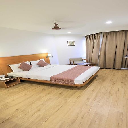 Palette Hotel Surya Vadodara Buitenkant foto