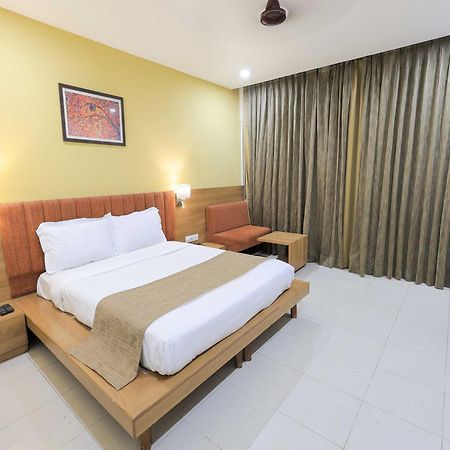 Palette Hotel Surya Vadodara Buitenkant foto