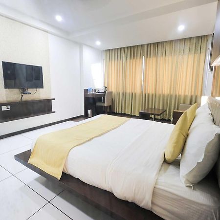Palette Hotel Surya Vadodara Buitenkant foto
