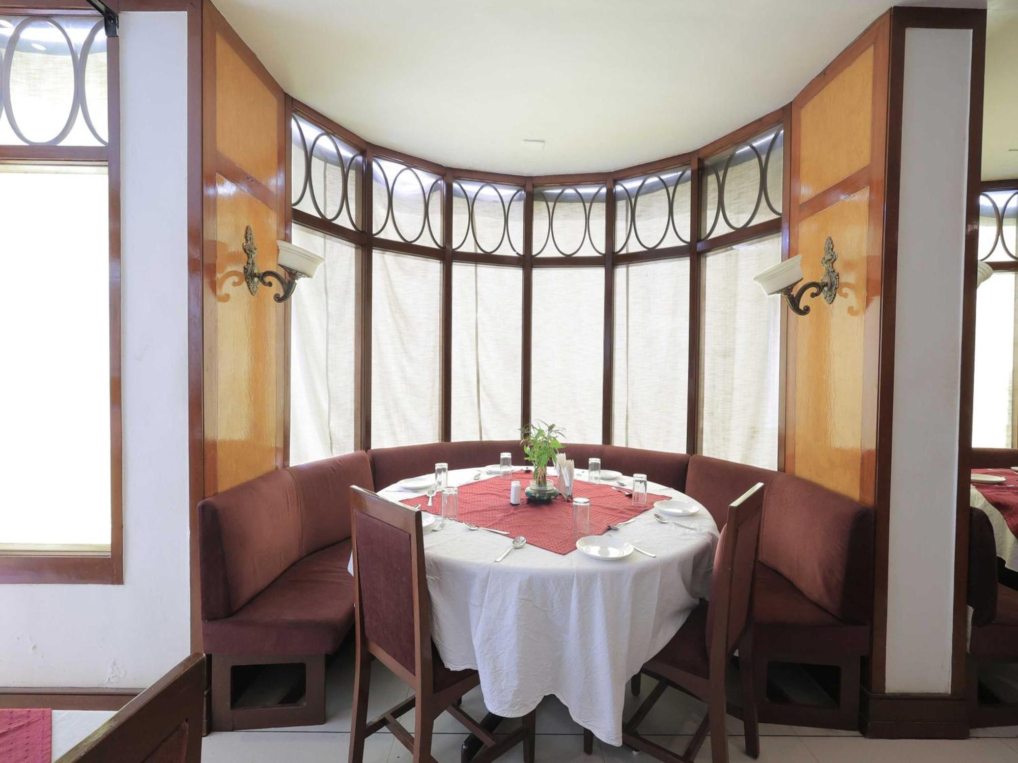 Palette Hotel Surya Vadodara Buitenkant foto