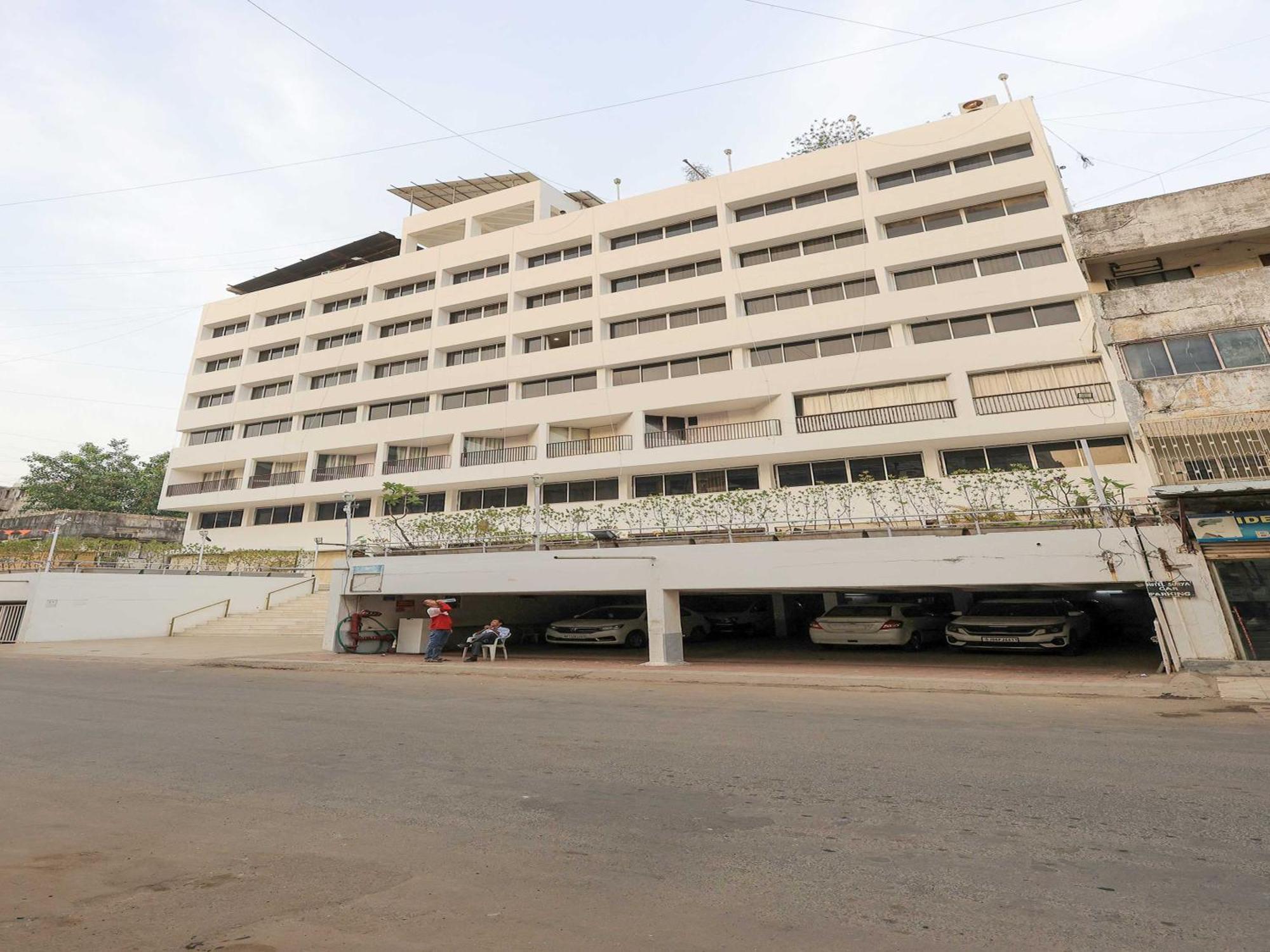 Palette Hotel Surya Vadodara Buitenkant foto