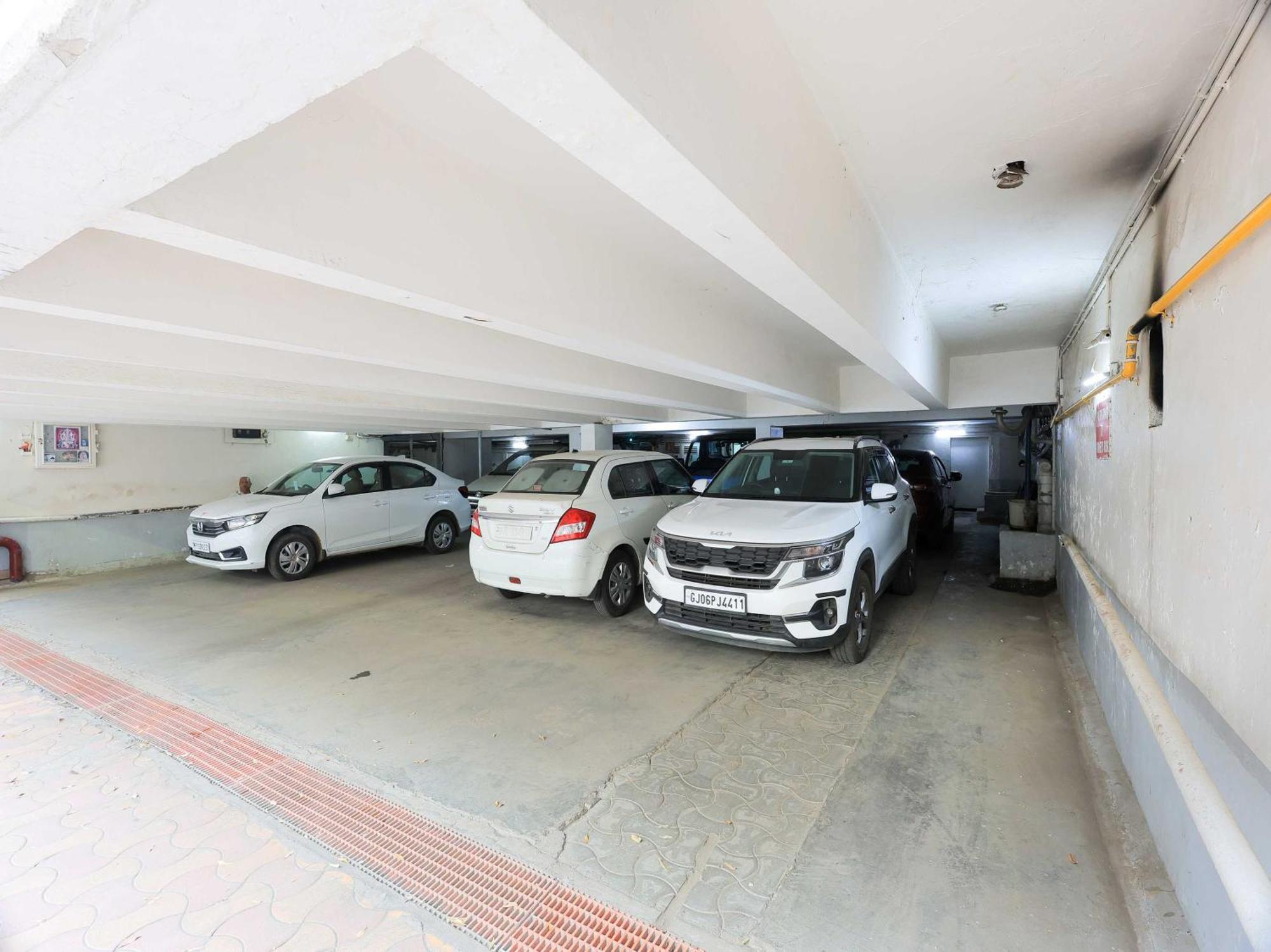 Palette Hotel Surya Vadodara Buitenkant foto