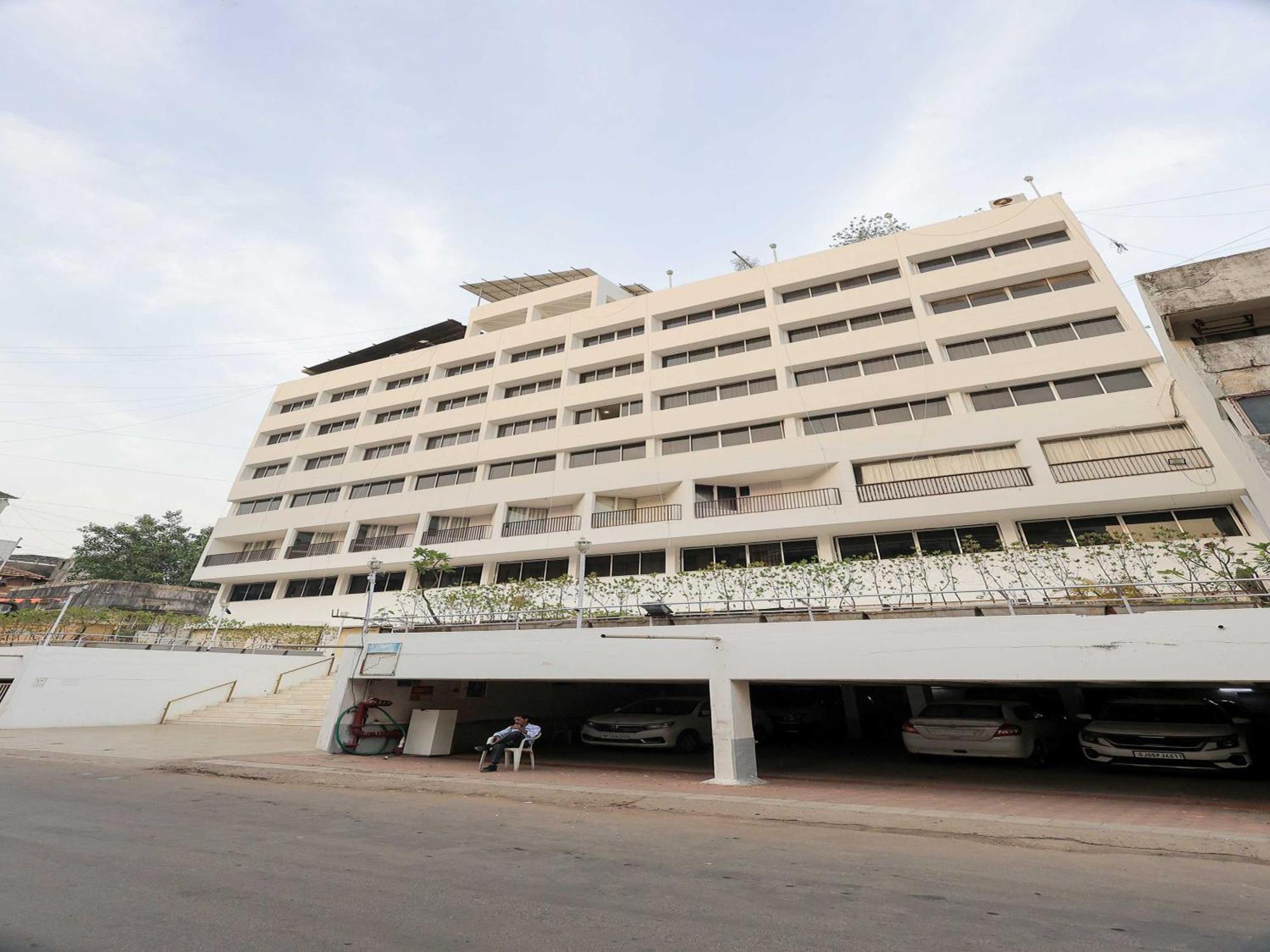 Palette Hotel Surya Vadodara Buitenkant foto
