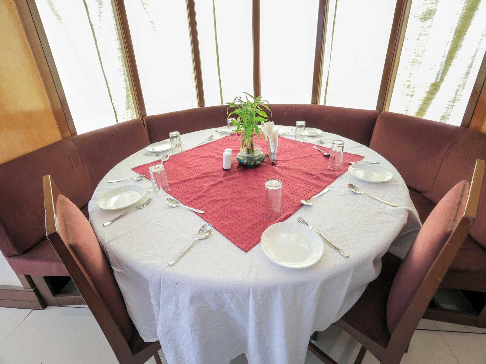 Palette Hotel Surya Vadodara Buitenkant foto