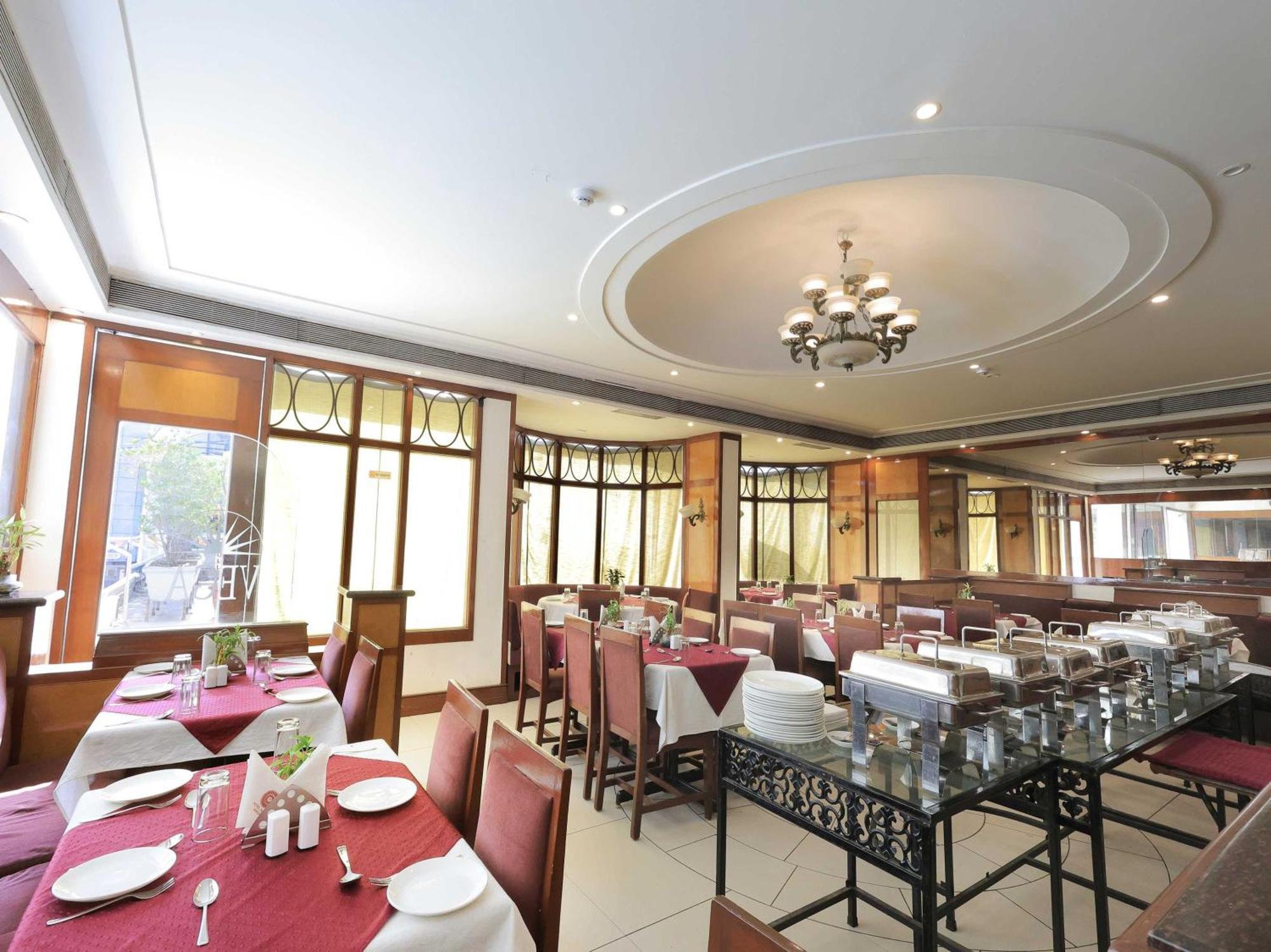 Palette Hotel Surya Vadodara Buitenkant foto