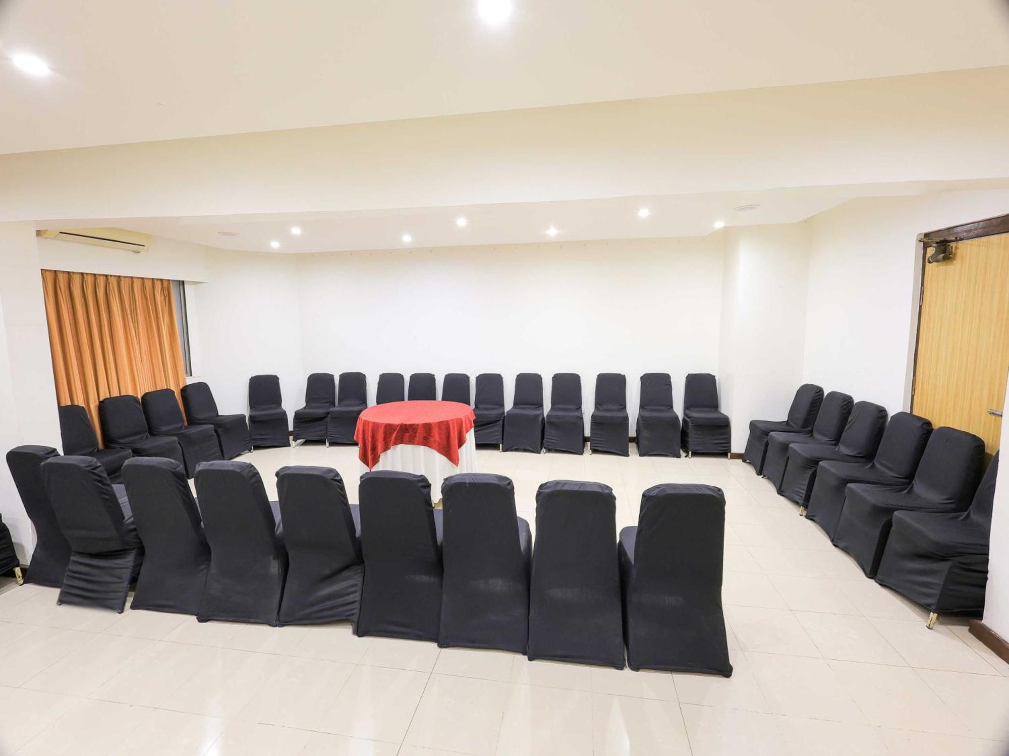 Palette Hotel Surya Vadodara Buitenkant foto