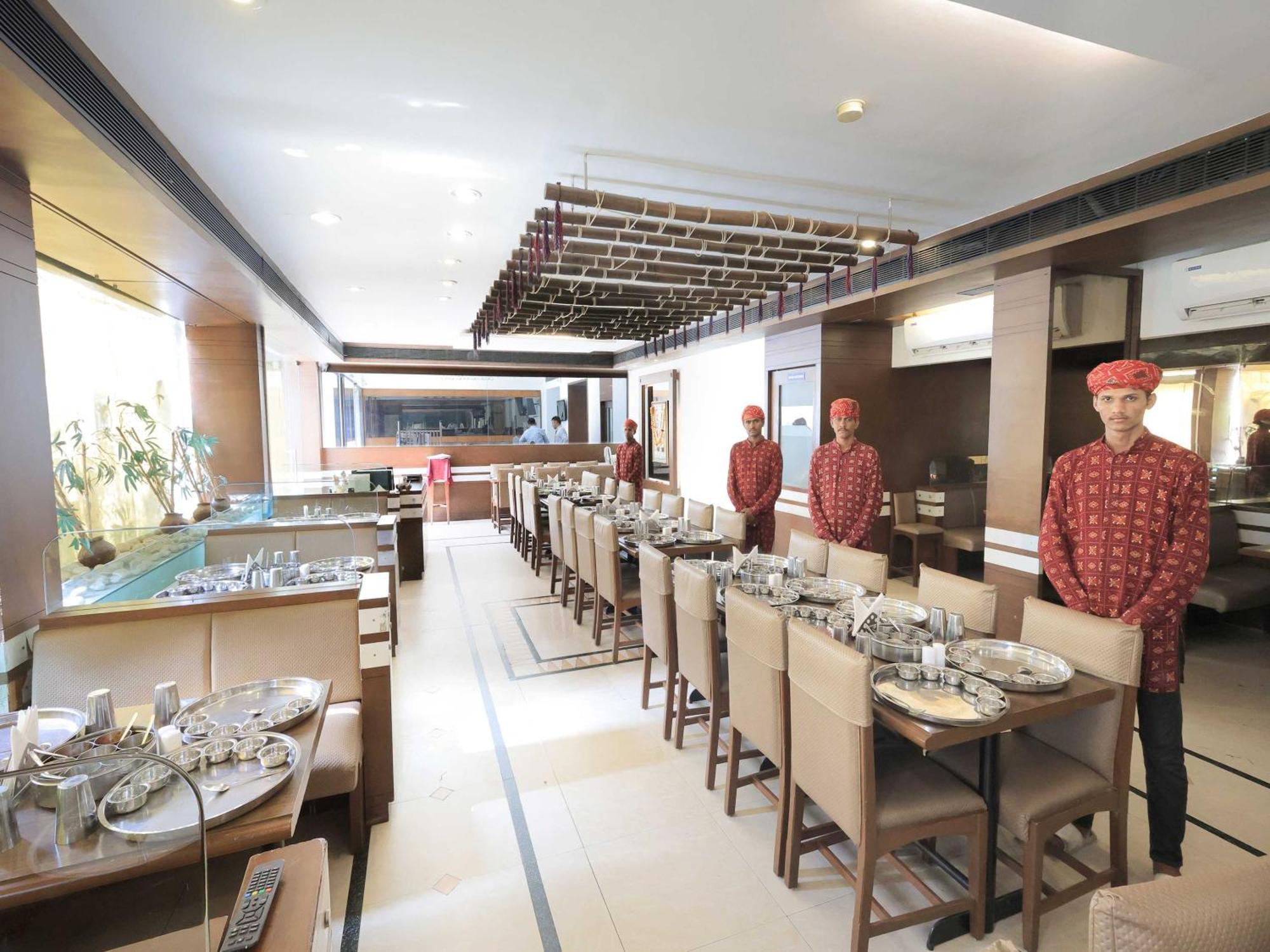 Palette Hotel Surya Vadodara Buitenkant foto