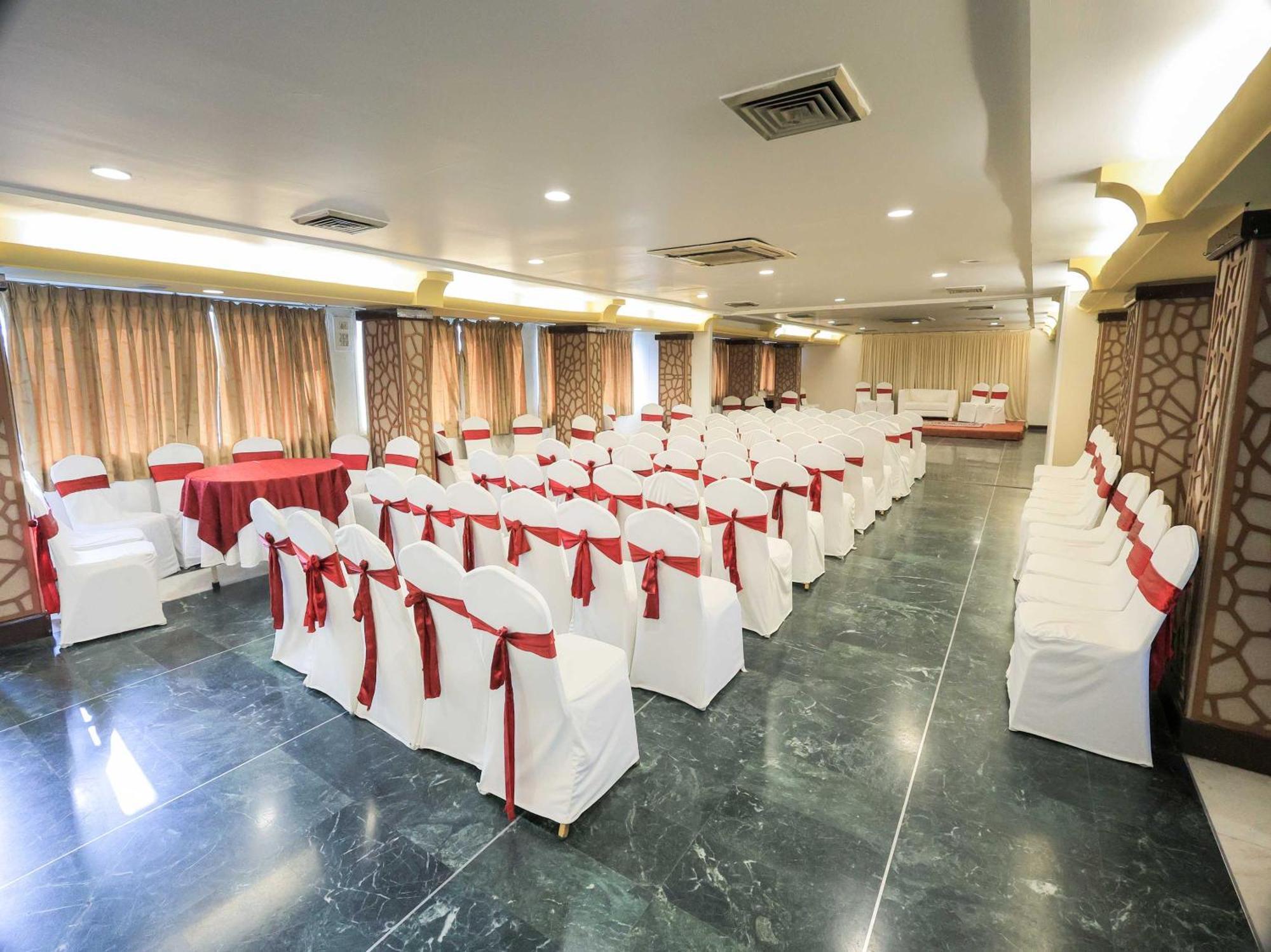 Palette Hotel Surya Vadodara Buitenkant foto
