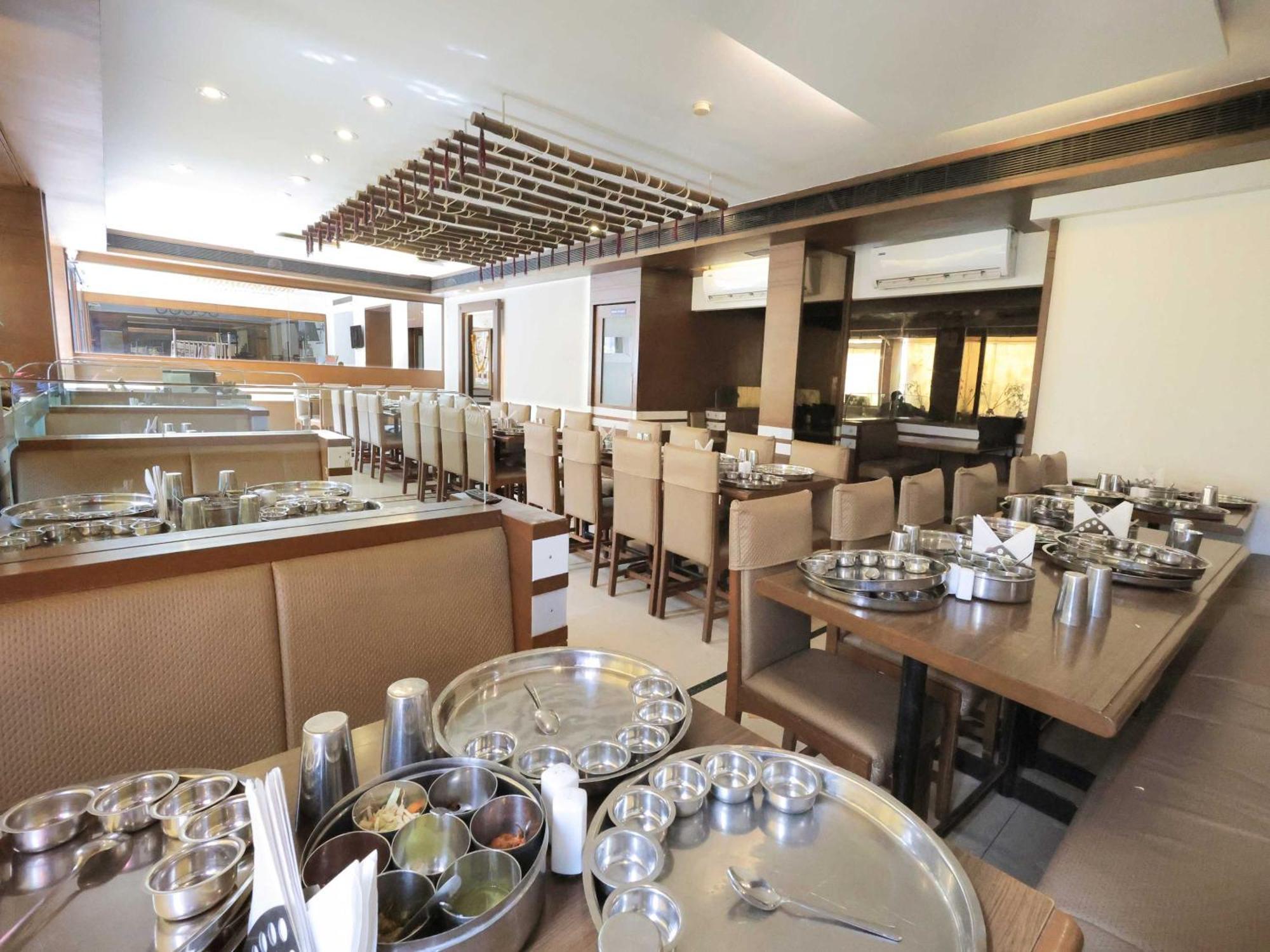 Palette Hotel Surya Vadodara Buitenkant foto