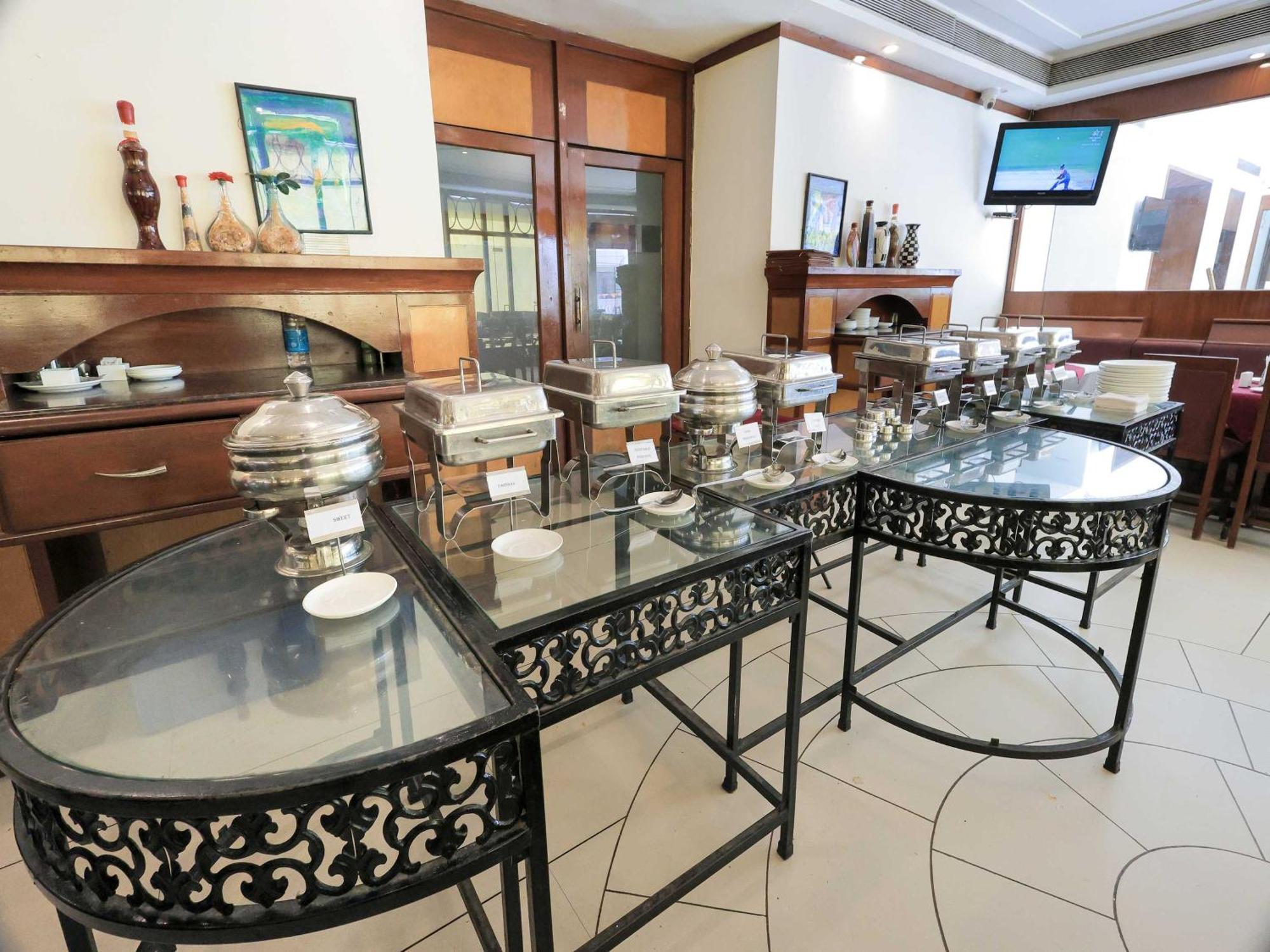 Palette Hotel Surya Vadodara Buitenkant foto