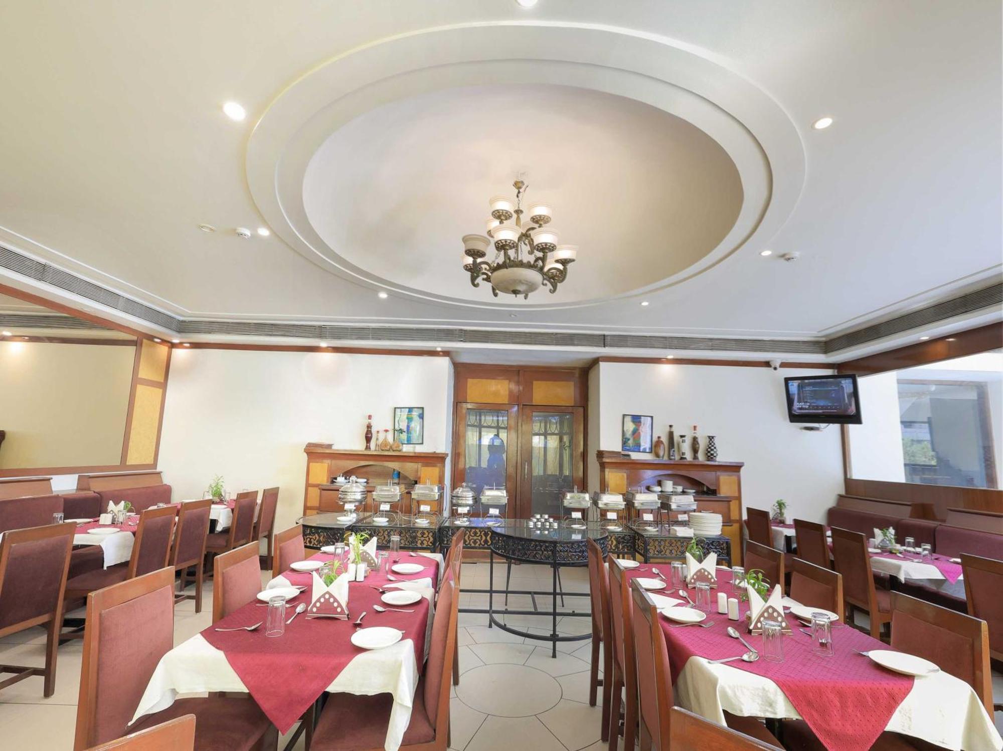 Palette Hotel Surya Vadodara Buitenkant foto