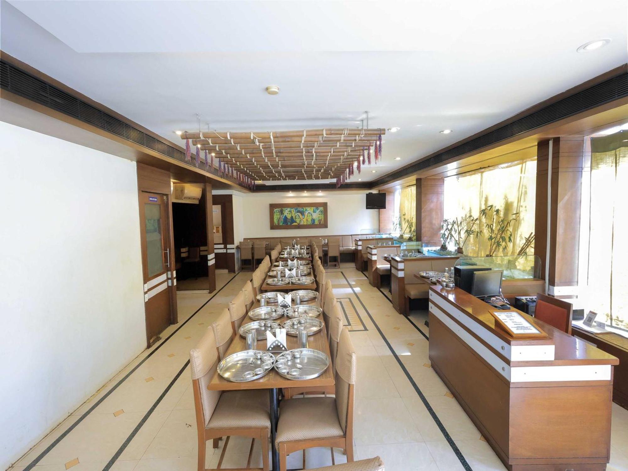 Palette Hotel Surya Vadodara Buitenkant foto
