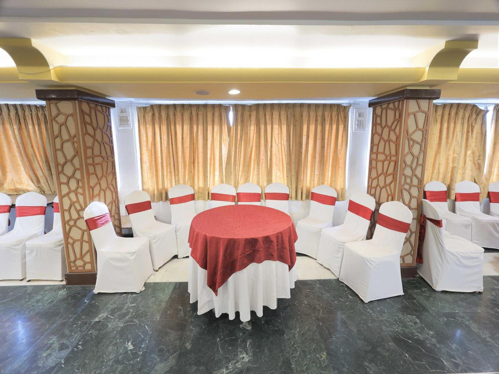 Palette Hotel Surya Vadodara Buitenkant foto
