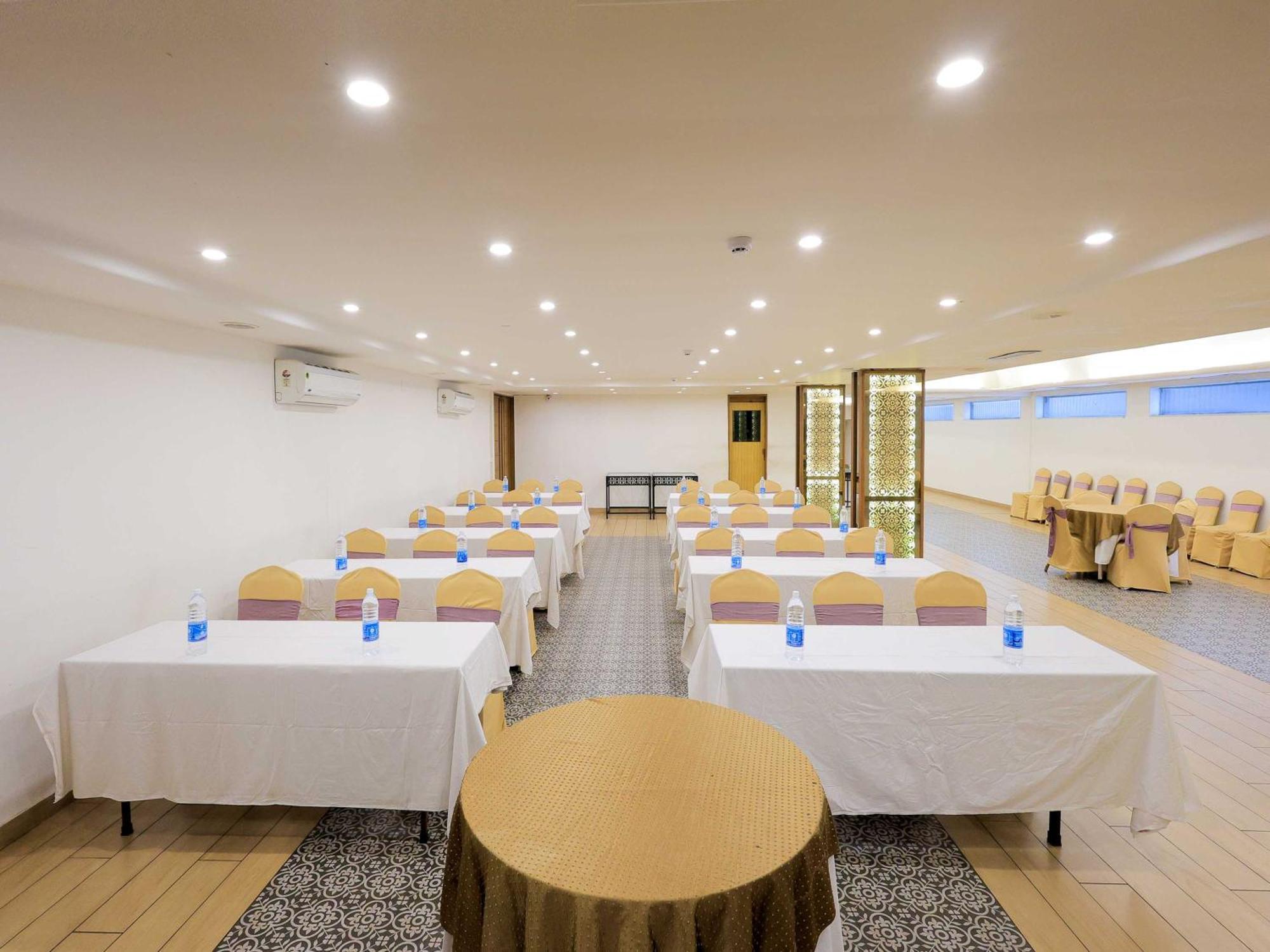 Palette Hotel Surya Vadodara Buitenkant foto