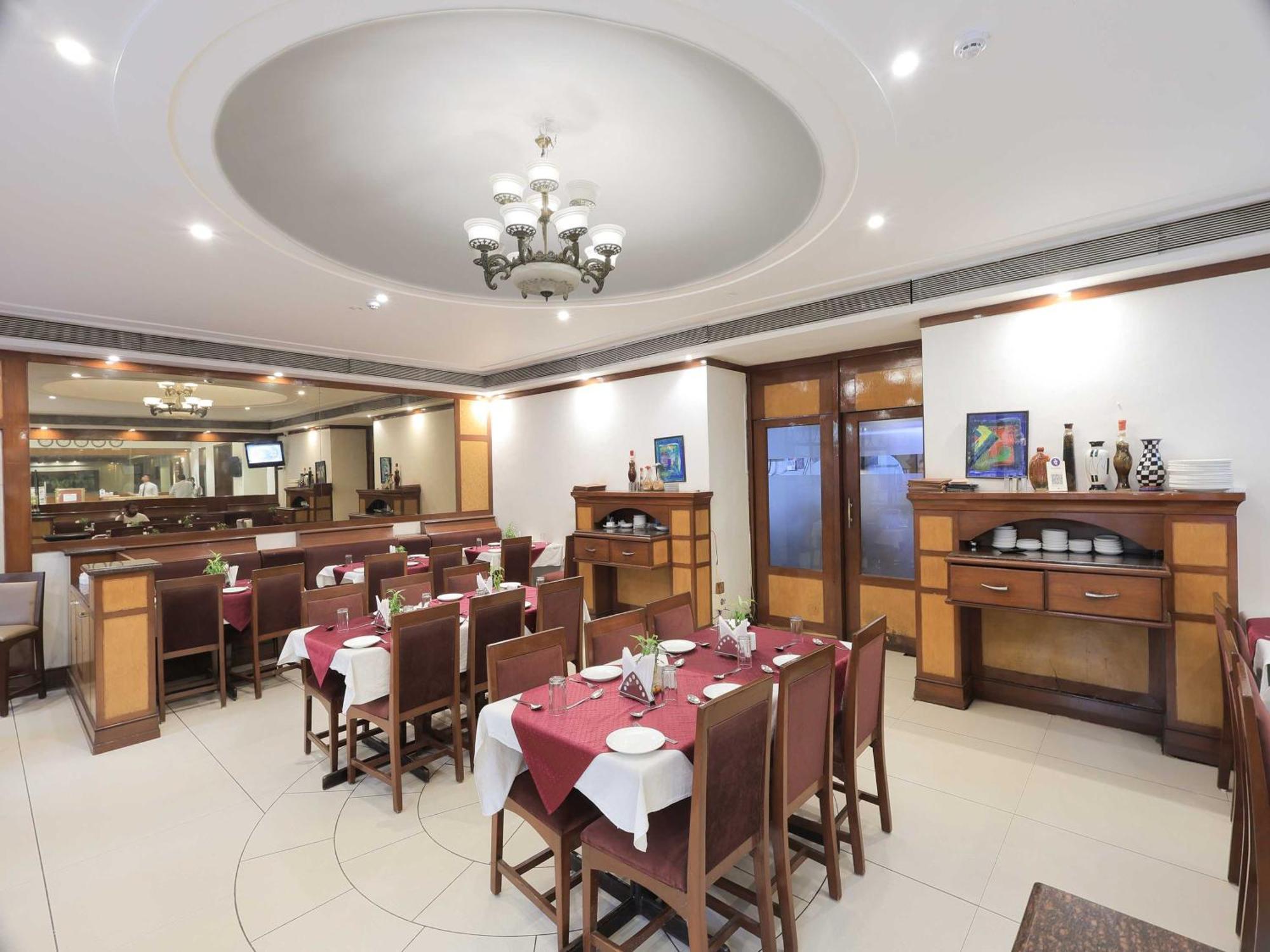 Palette Hotel Surya Vadodara Buitenkant foto