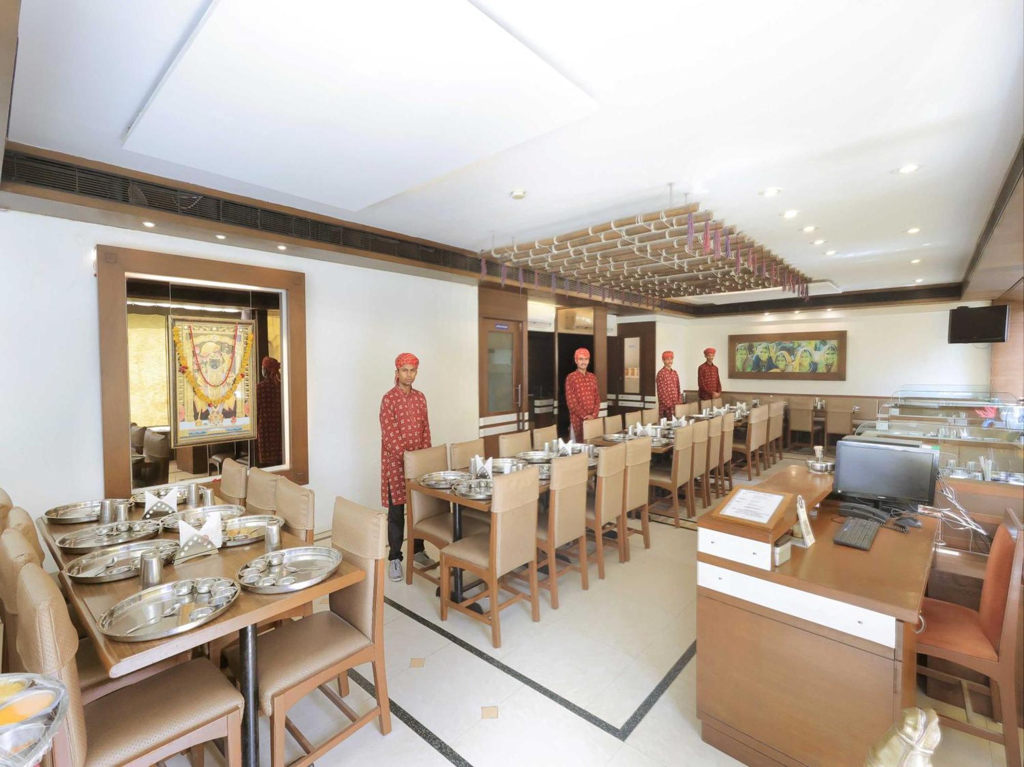 Palette Hotel Surya Vadodara Buitenkant foto