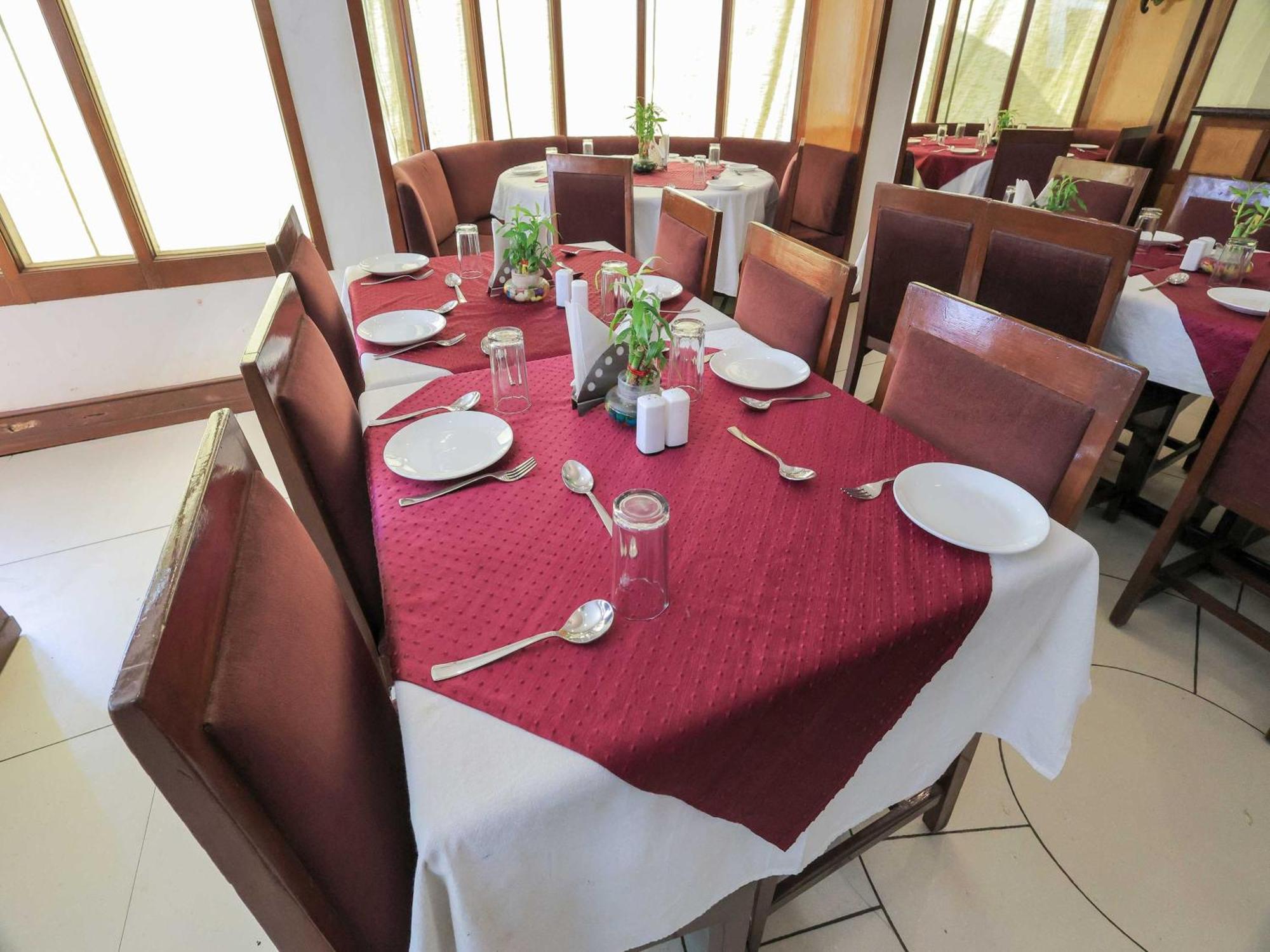 Palette Hotel Surya Vadodara Buitenkant foto