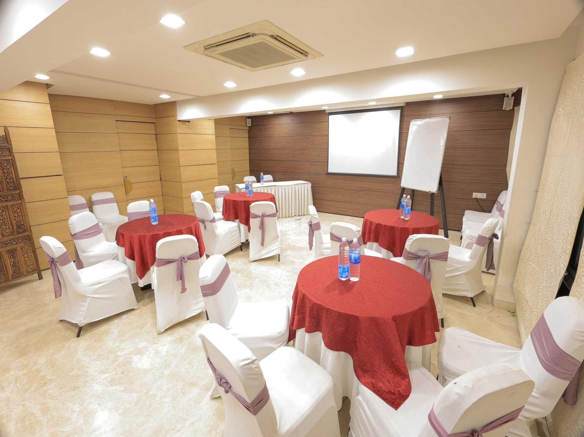 Palette Hotel Surya Vadodara Buitenkant foto
