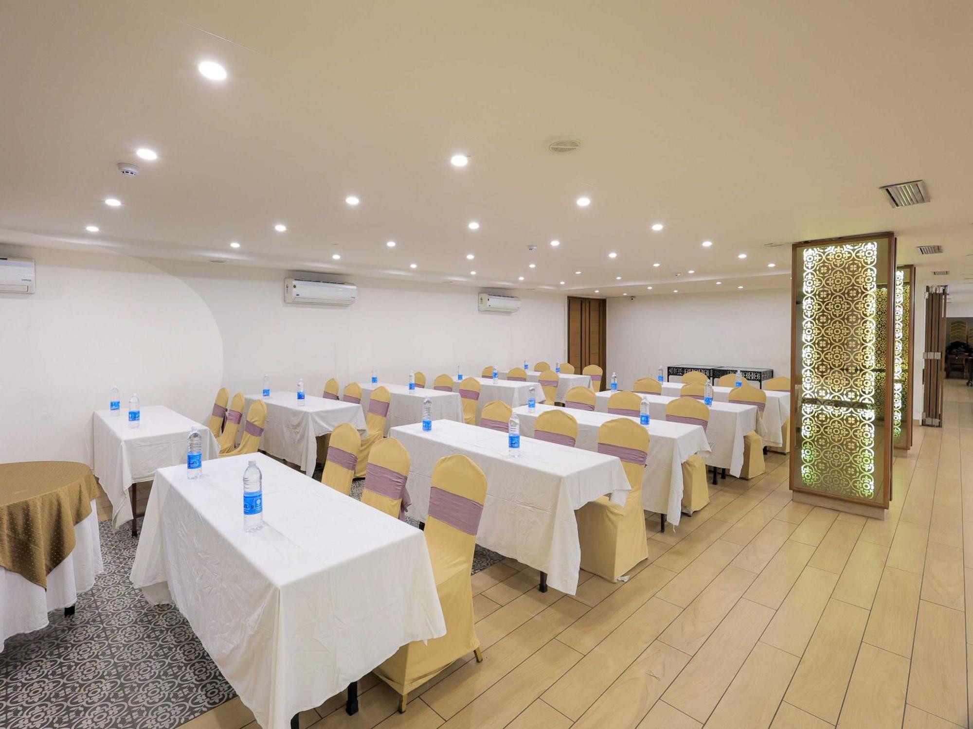 Palette Hotel Surya Vadodara Buitenkant foto