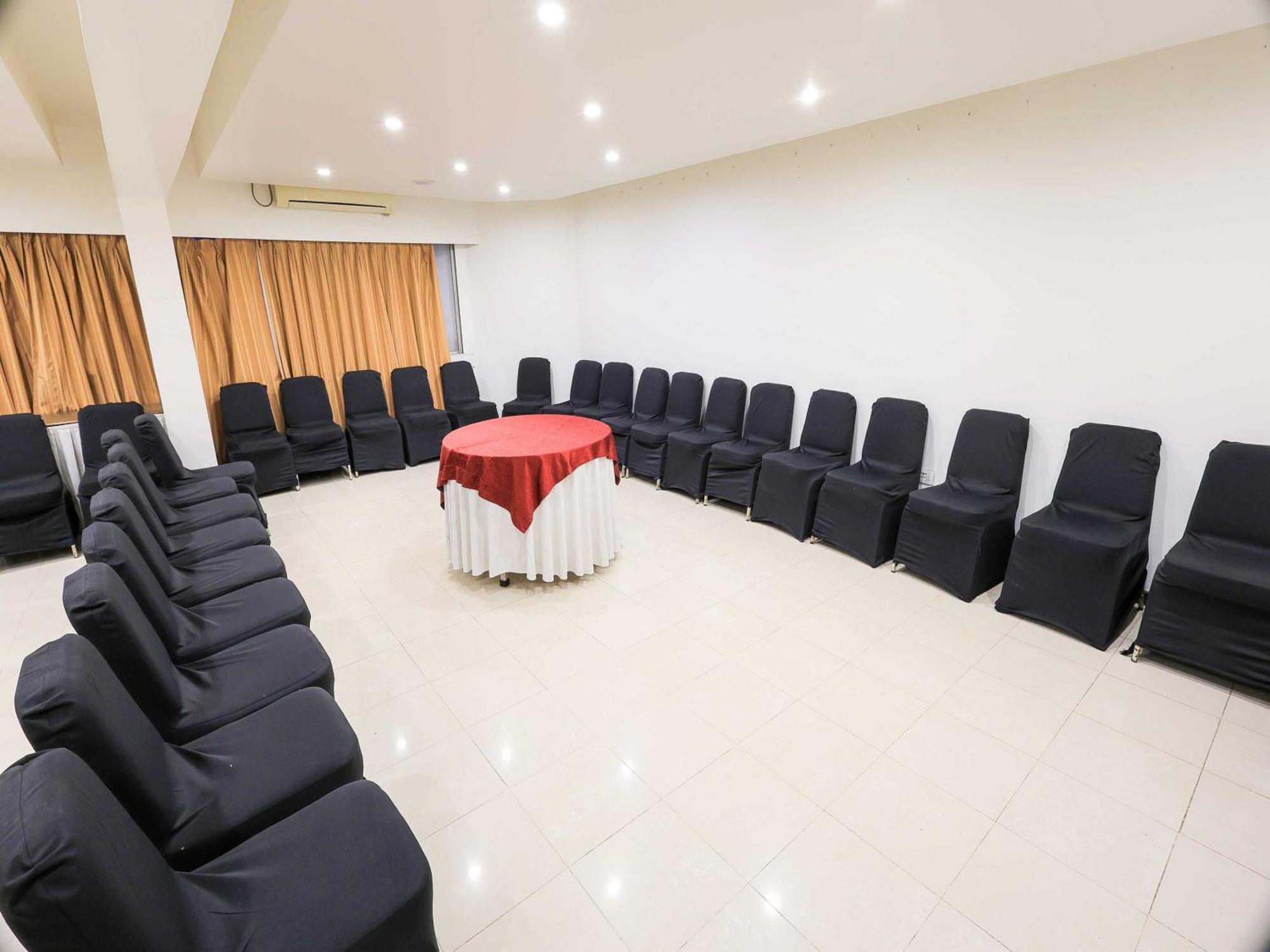 Palette Hotel Surya Vadodara Buitenkant foto