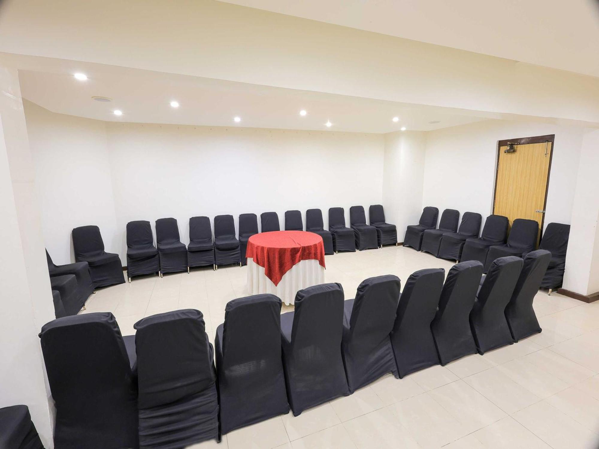 Palette Hotel Surya Vadodara Buitenkant foto