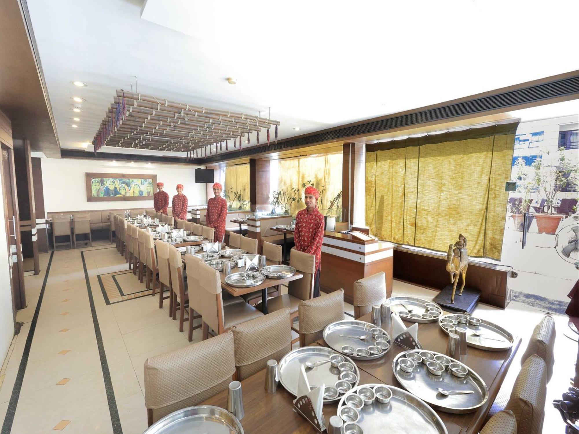 Palette Hotel Surya Vadodara Buitenkant foto