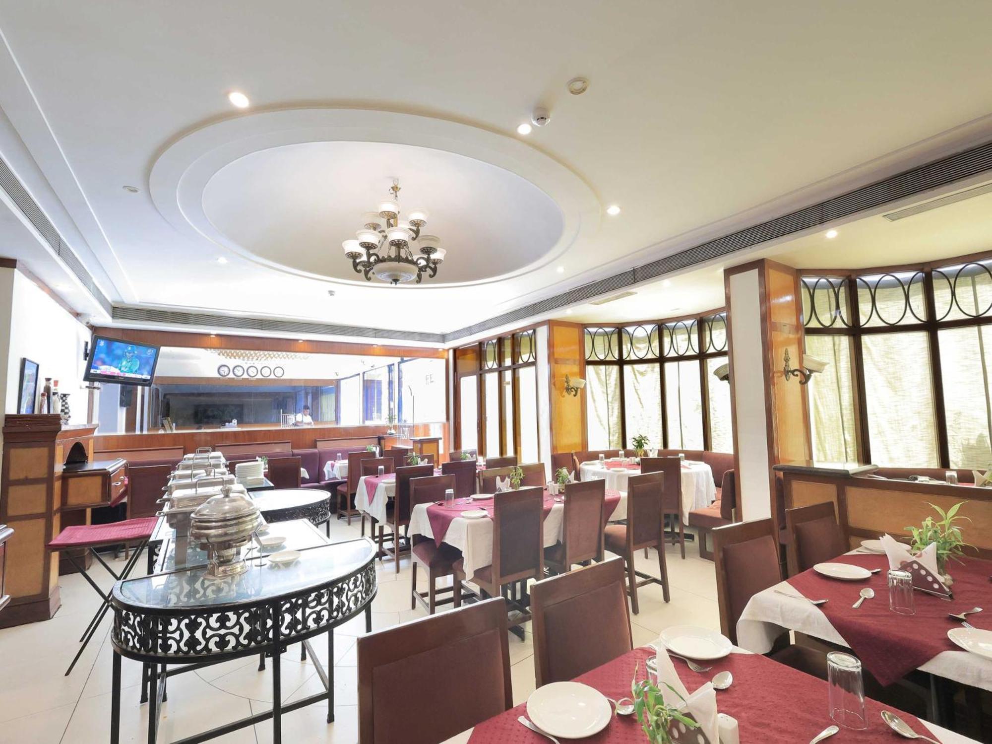 Palette Hotel Surya Vadodara Buitenkant foto