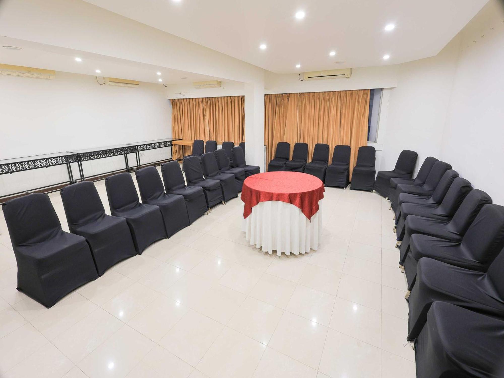 Palette Hotel Surya Vadodara Buitenkant foto