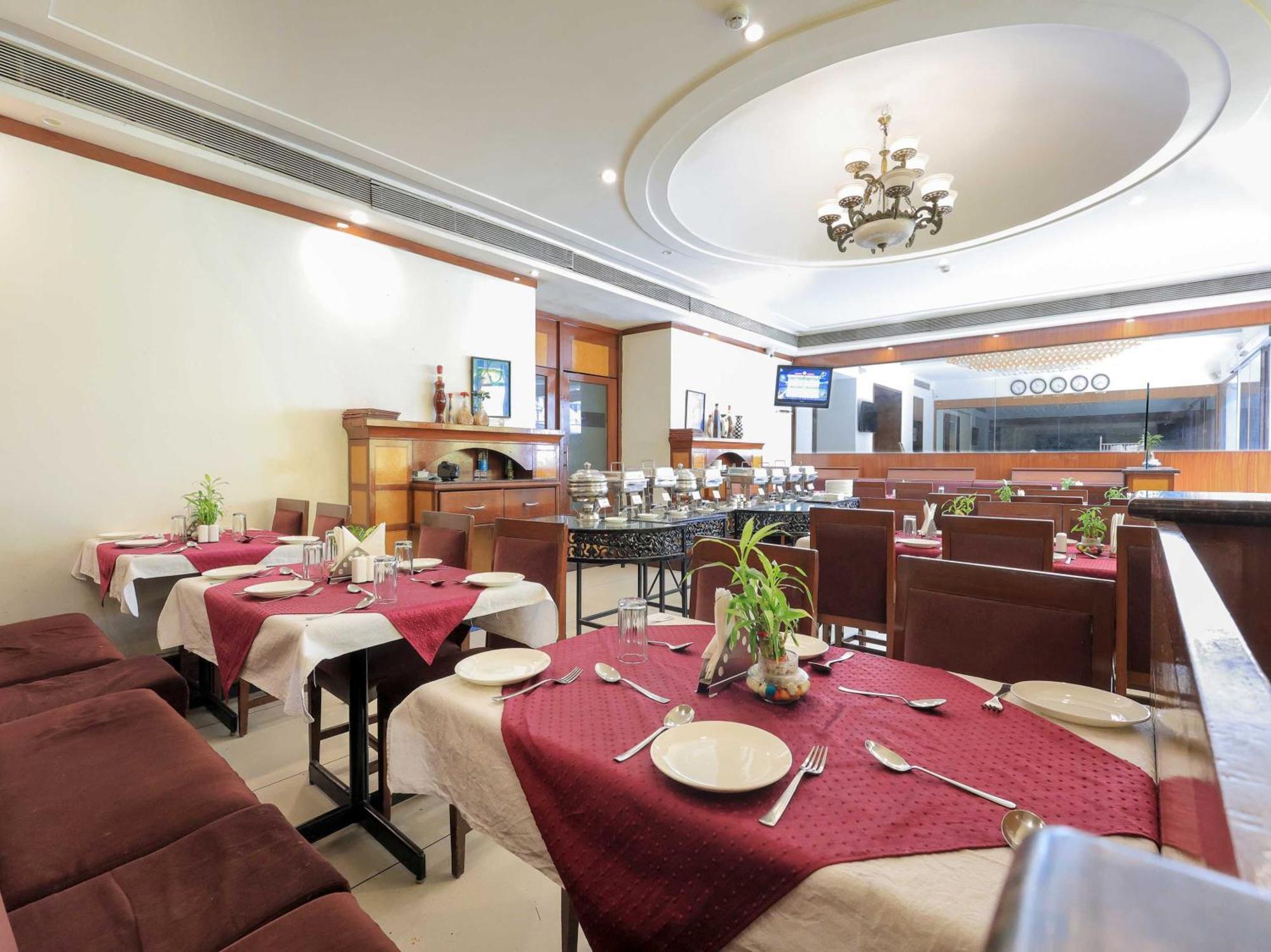 Palette Hotel Surya Vadodara Buitenkant foto