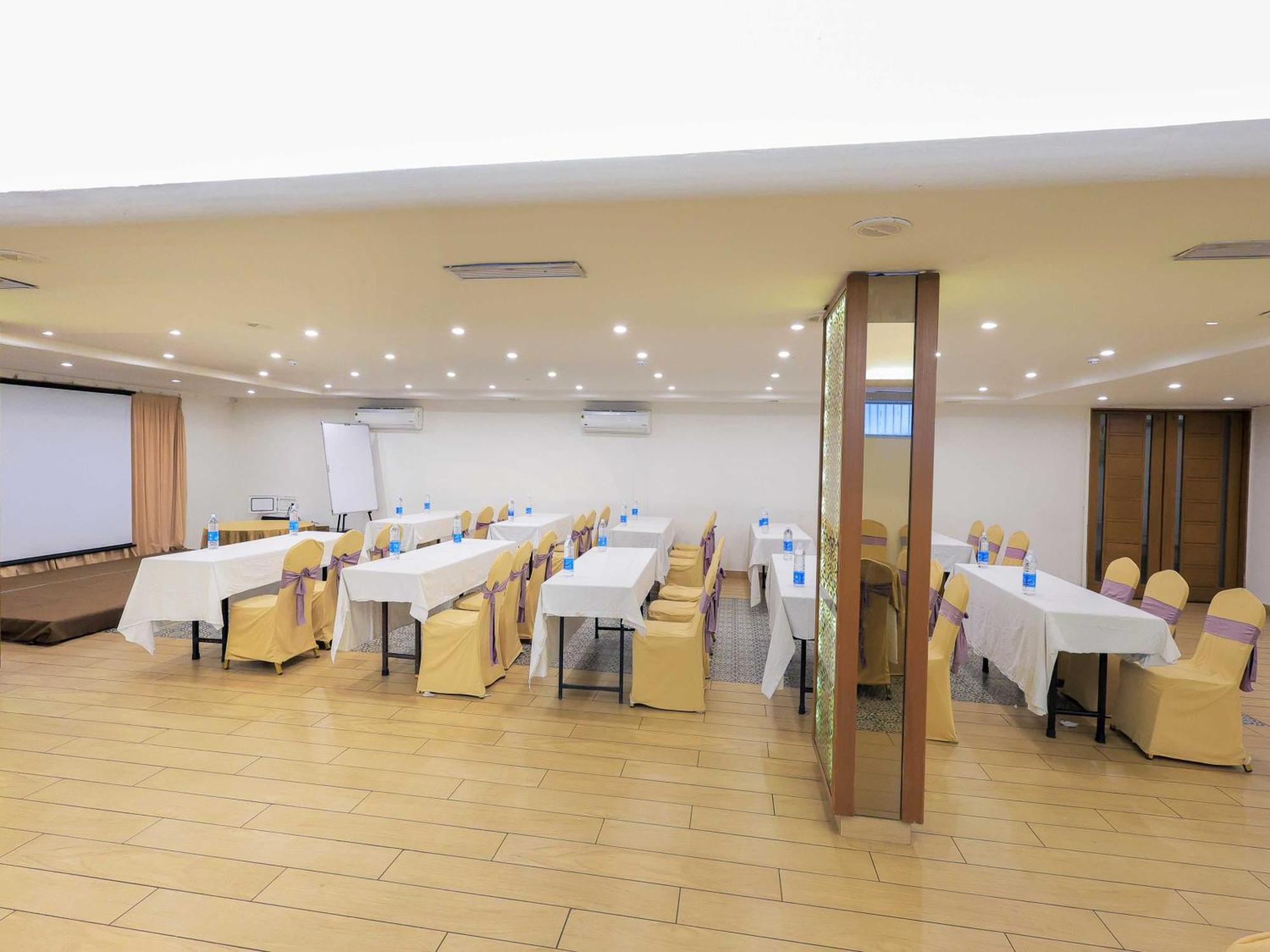 Palette Hotel Surya Vadodara Buitenkant foto