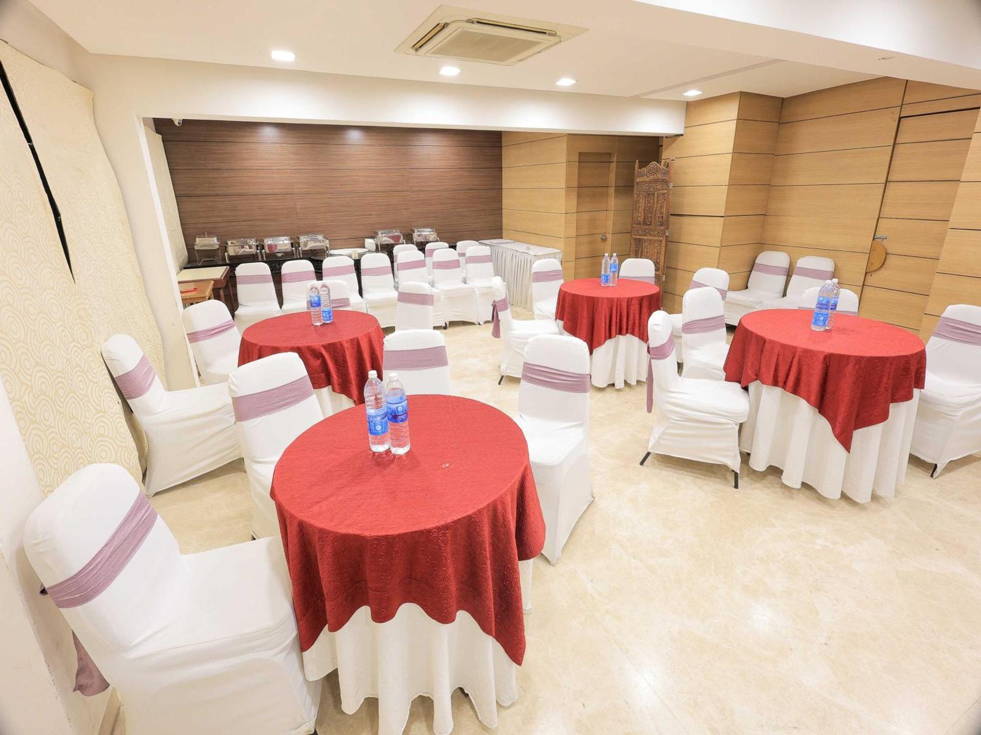 Palette Hotel Surya Vadodara Buitenkant foto