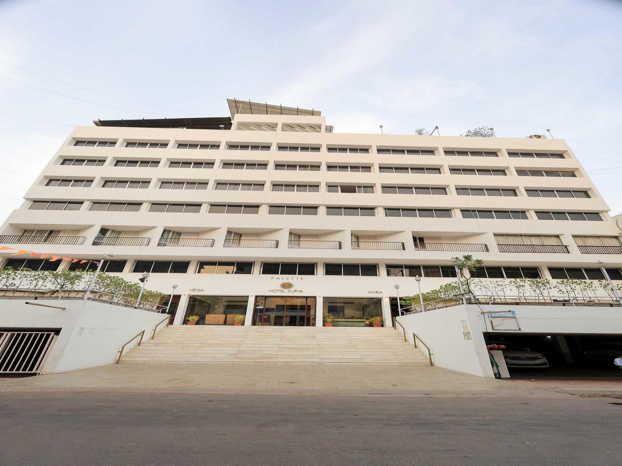 Palette Hotel Surya Vadodara Buitenkant foto