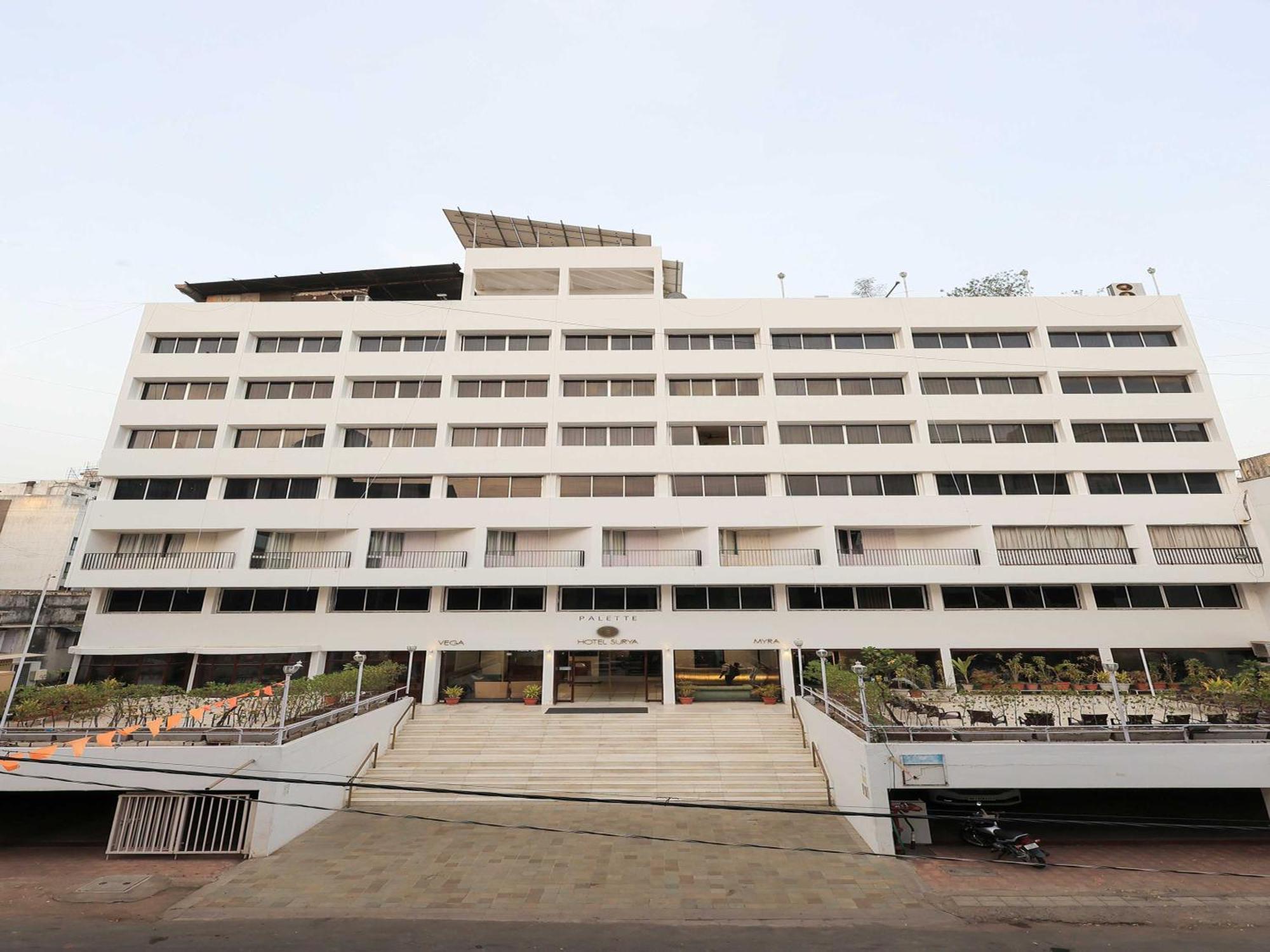 Palette Hotel Surya Vadodara Buitenkant foto
