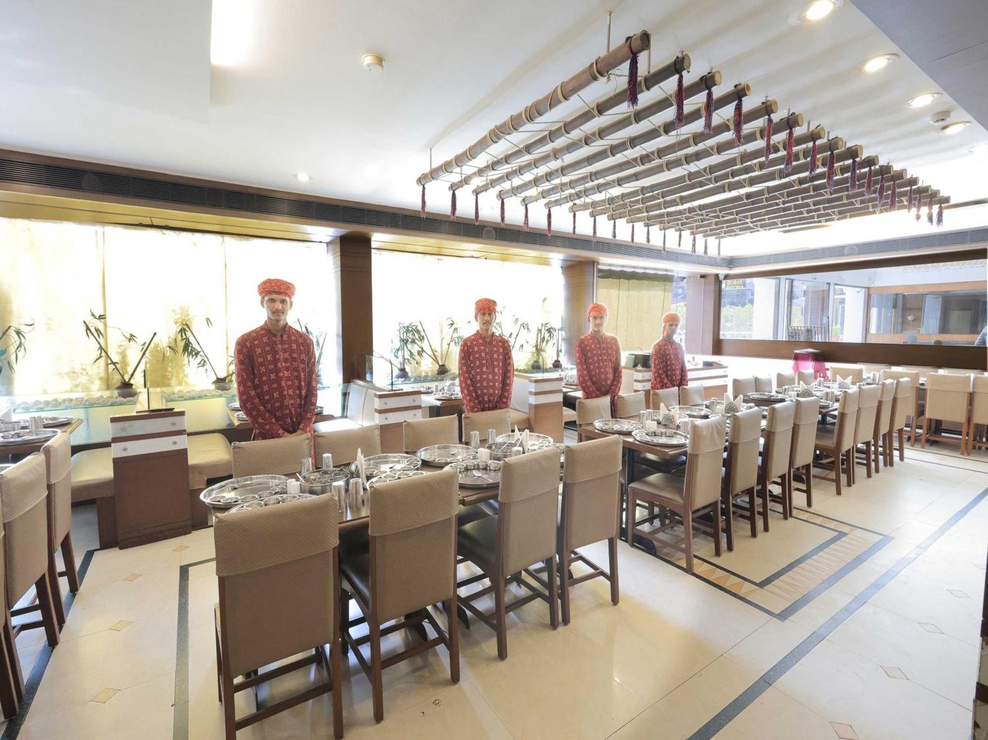 Palette Hotel Surya Vadodara Buitenkant foto