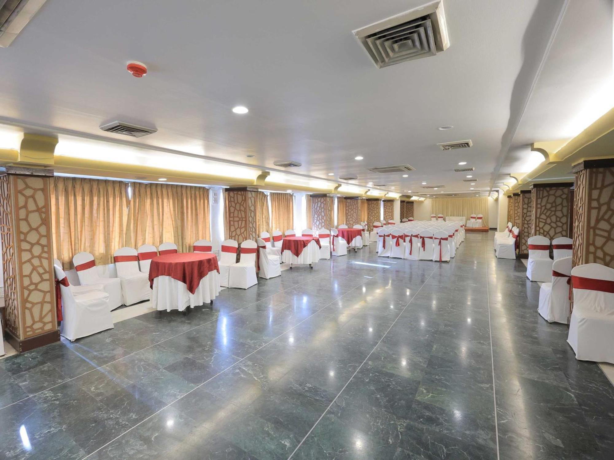 Palette Hotel Surya Vadodara Buitenkant foto