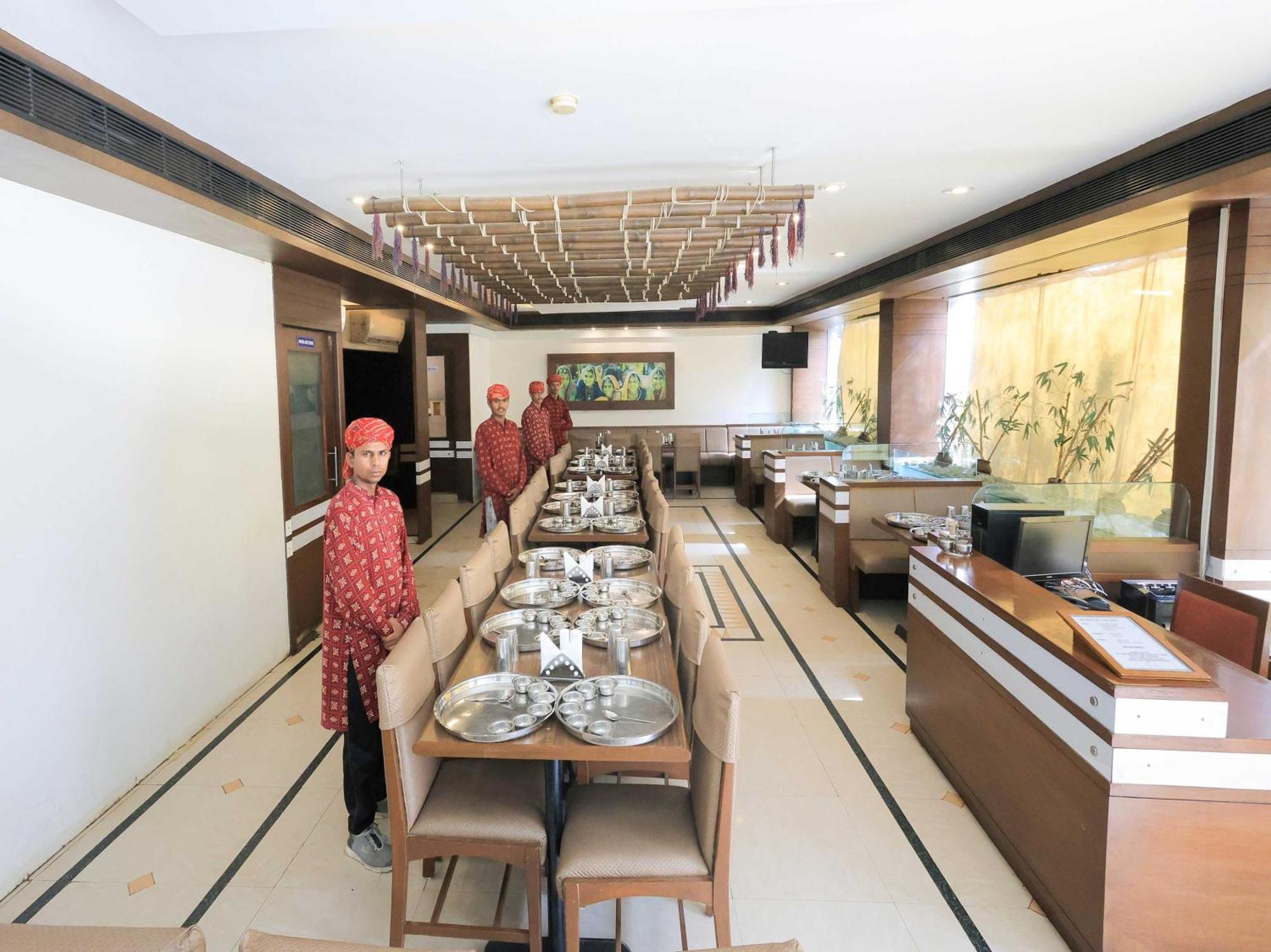 Palette Hotel Surya Vadodara Buitenkant foto