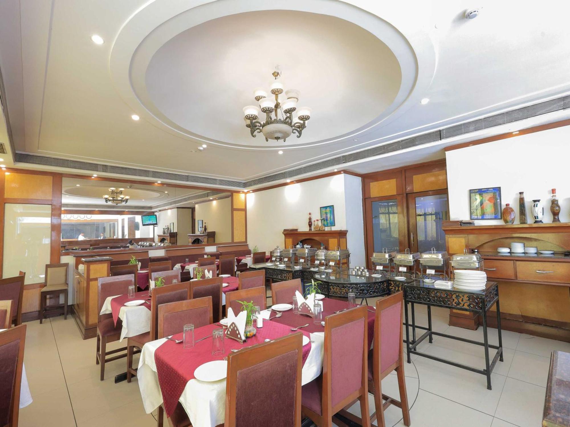 Palette Hotel Surya Vadodara Buitenkant foto