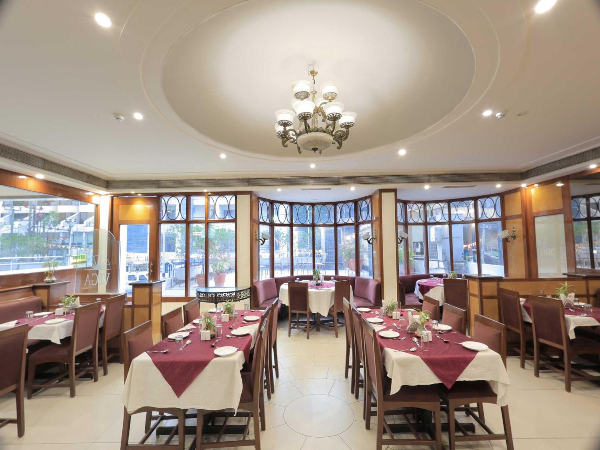 Palette Hotel Surya Vadodara Buitenkant foto