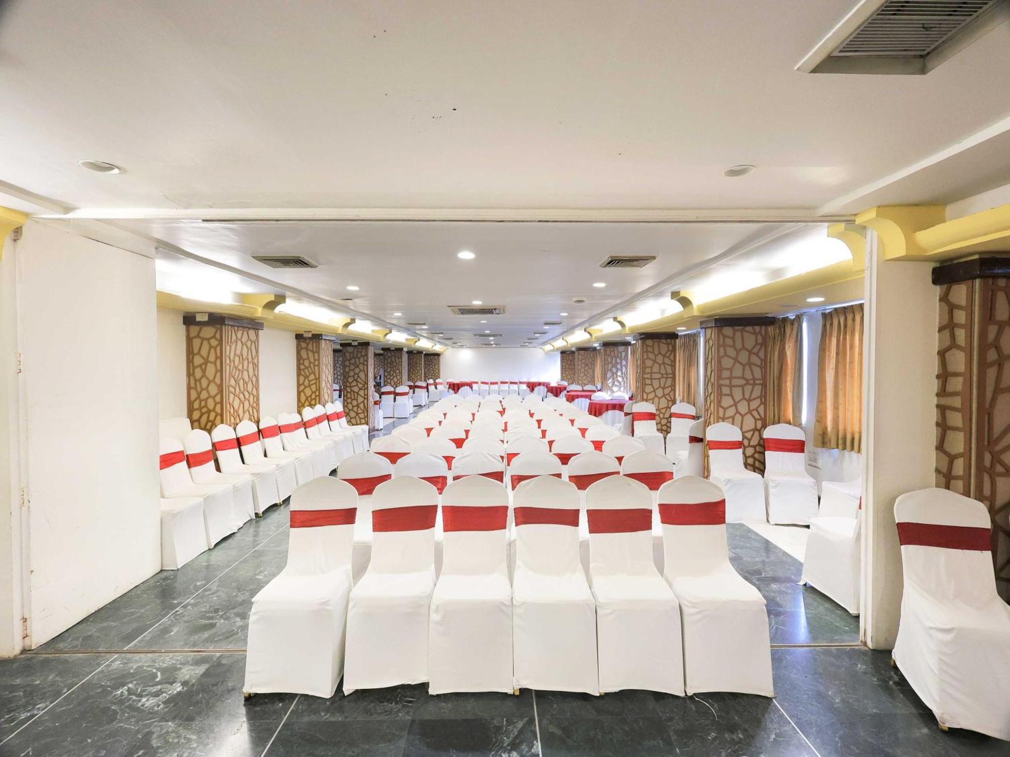 Palette Hotel Surya Vadodara Buitenkant foto