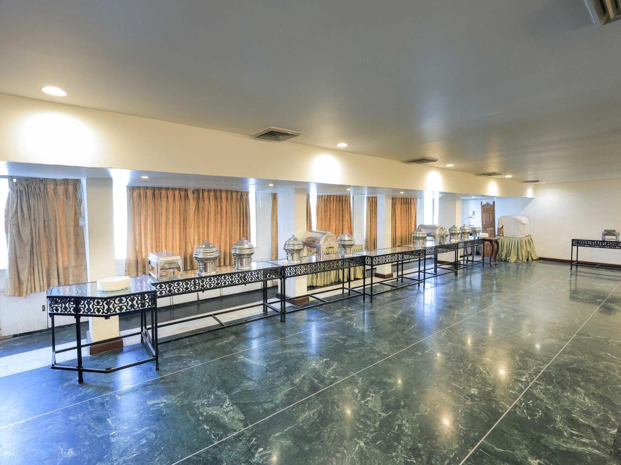 Palette Hotel Surya Vadodara Buitenkant foto
