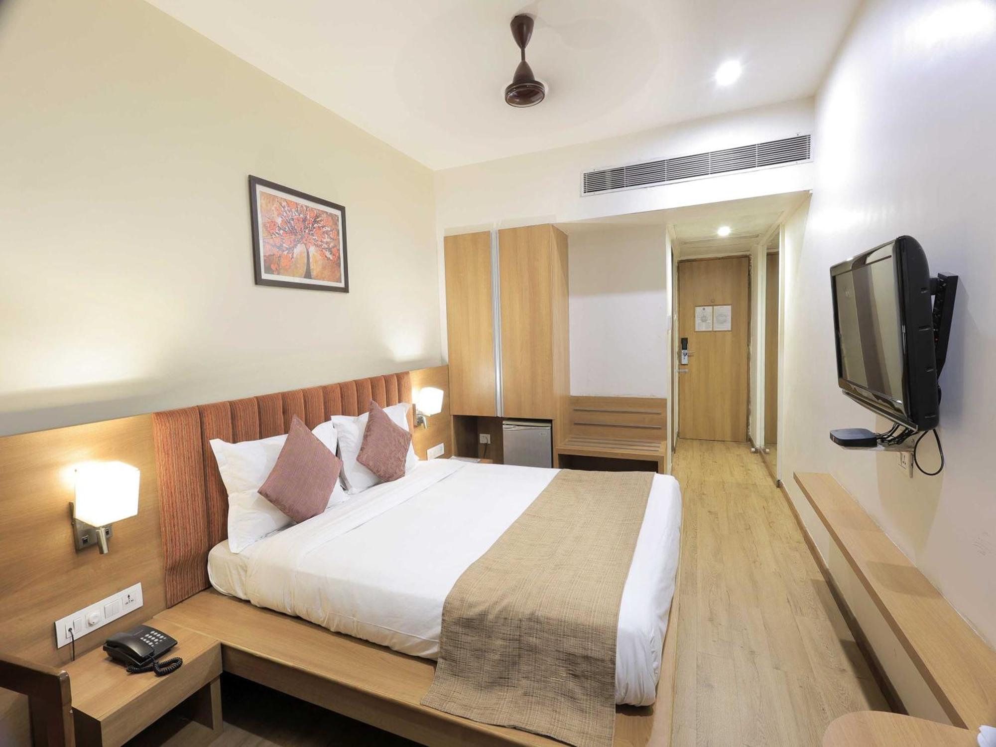 Palette Hotel Surya Vadodara Buitenkant foto