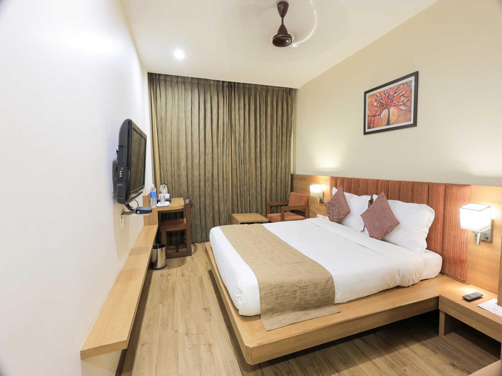 Palette Hotel Surya Vadodara Buitenkant foto