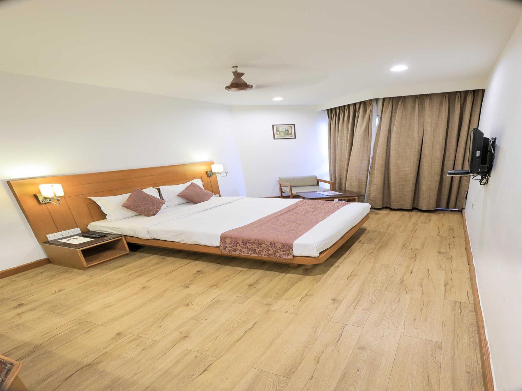 Palette Hotel Surya Vadodara Buitenkant foto