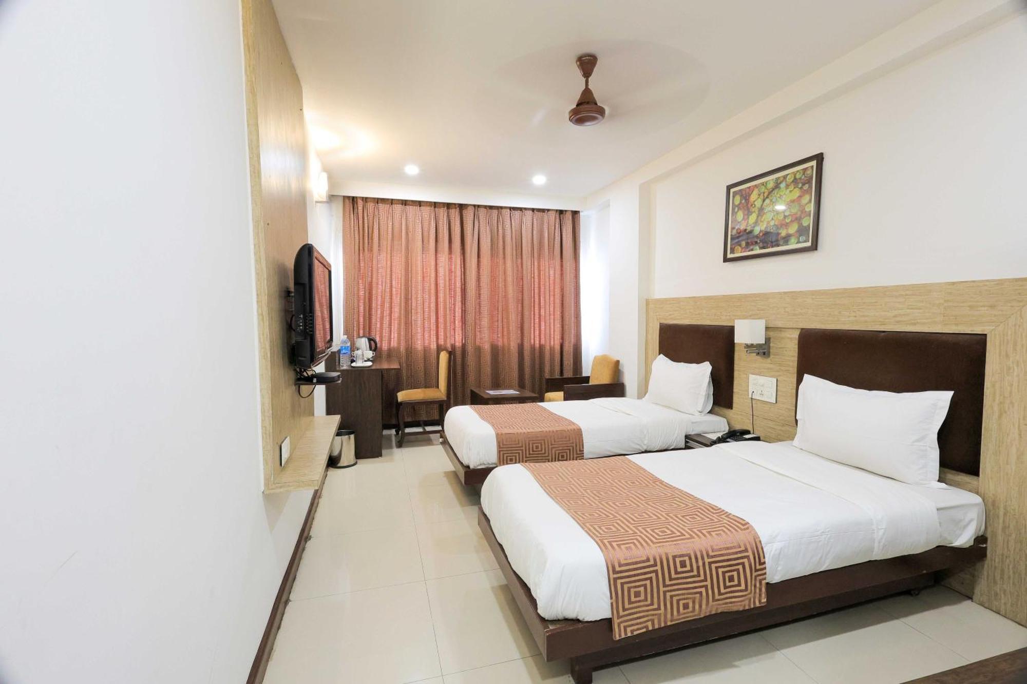 Palette Hotel Surya Vadodara Buitenkant foto