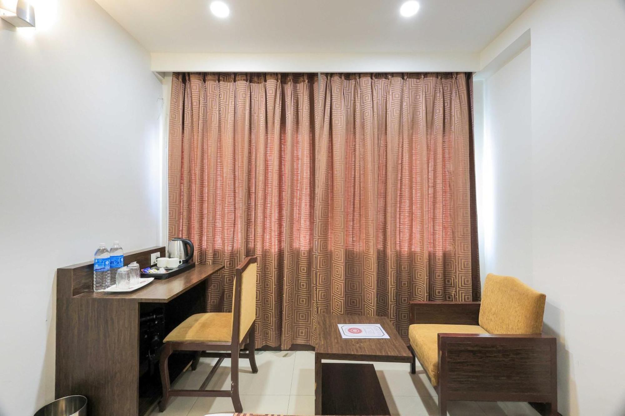 Palette Hotel Surya Vadodara Buitenkant foto