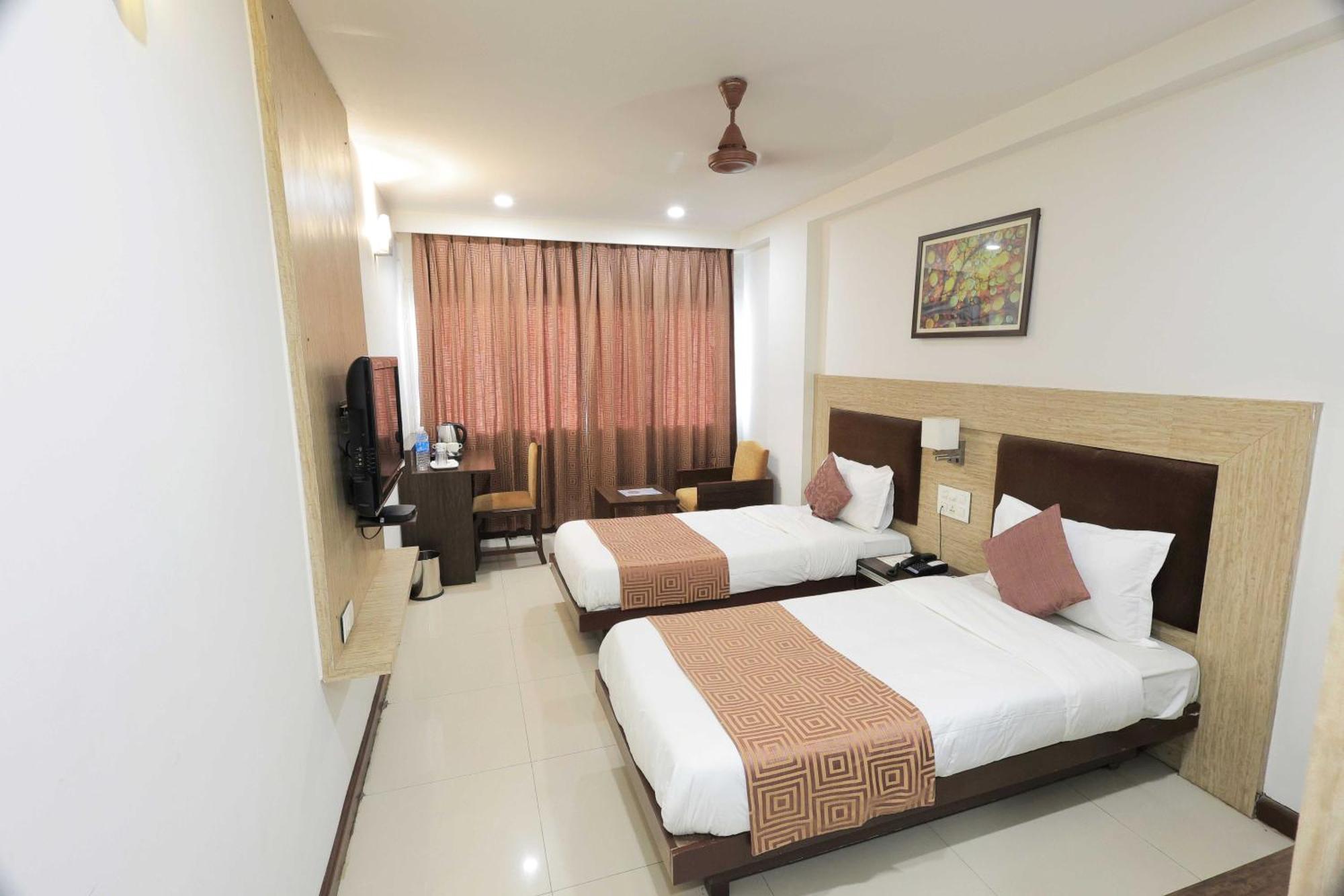 Palette Hotel Surya Vadodara Buitenkant foto