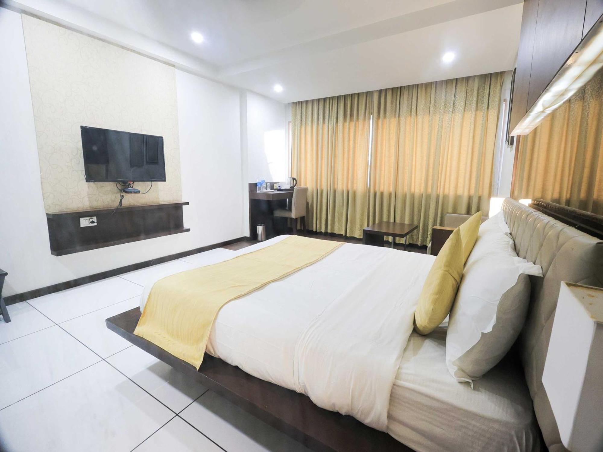 Palette Hotel Surya Vadodara Buitenkant foto