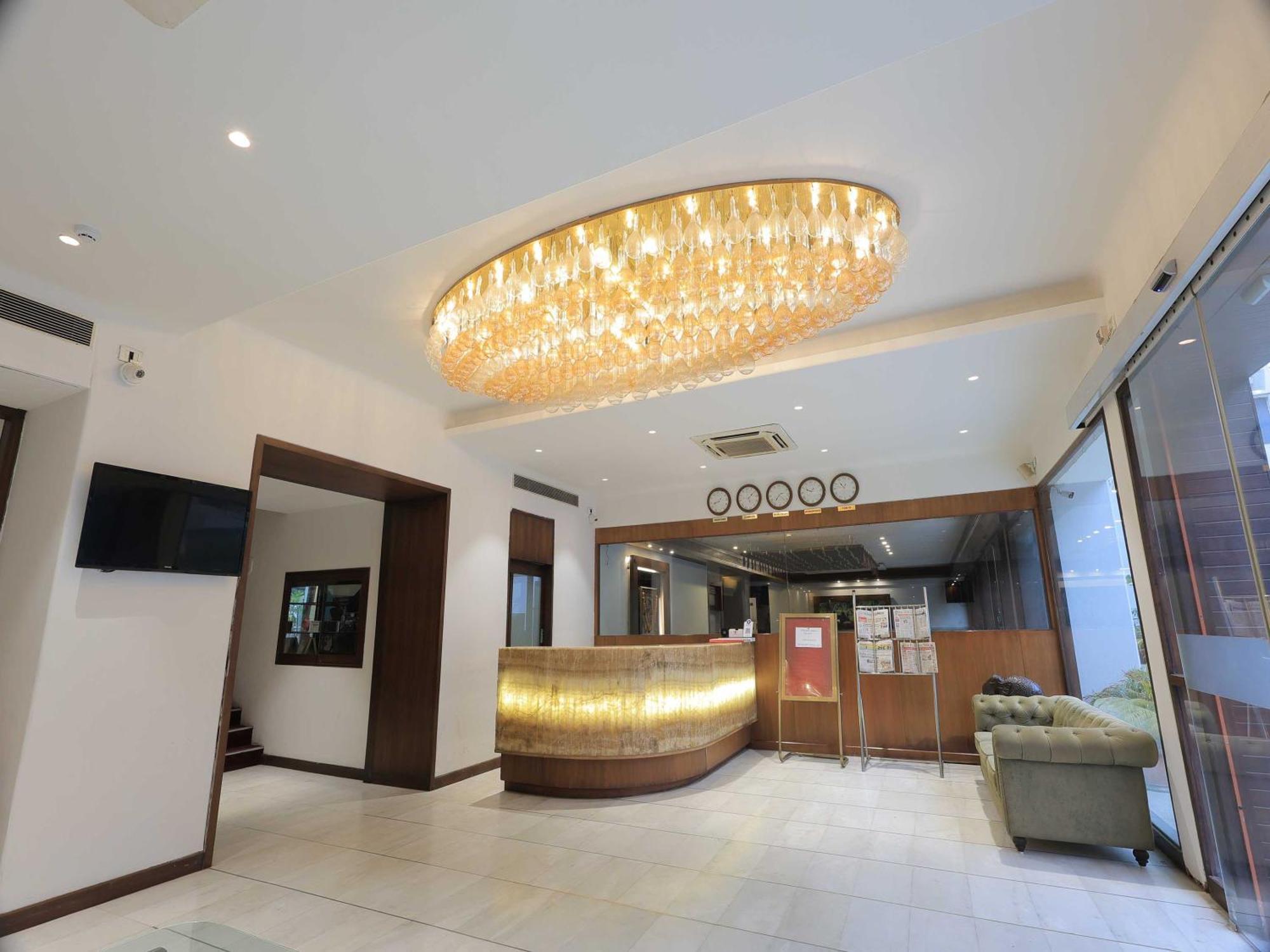 Palette Hotel Surya Vadodara Buitenkant foto