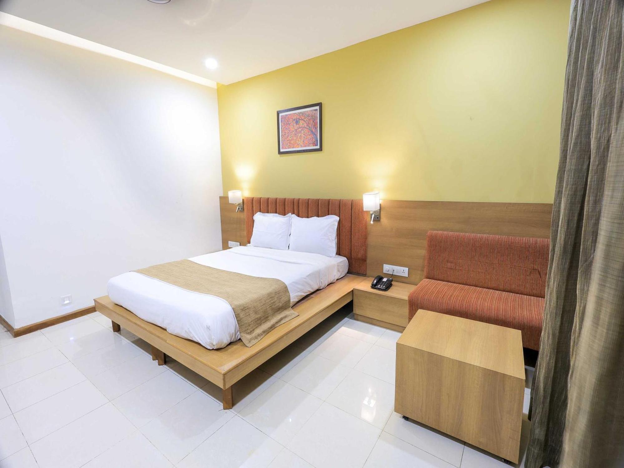 Palette Hotel Surya Vadodara Buitenkant foto