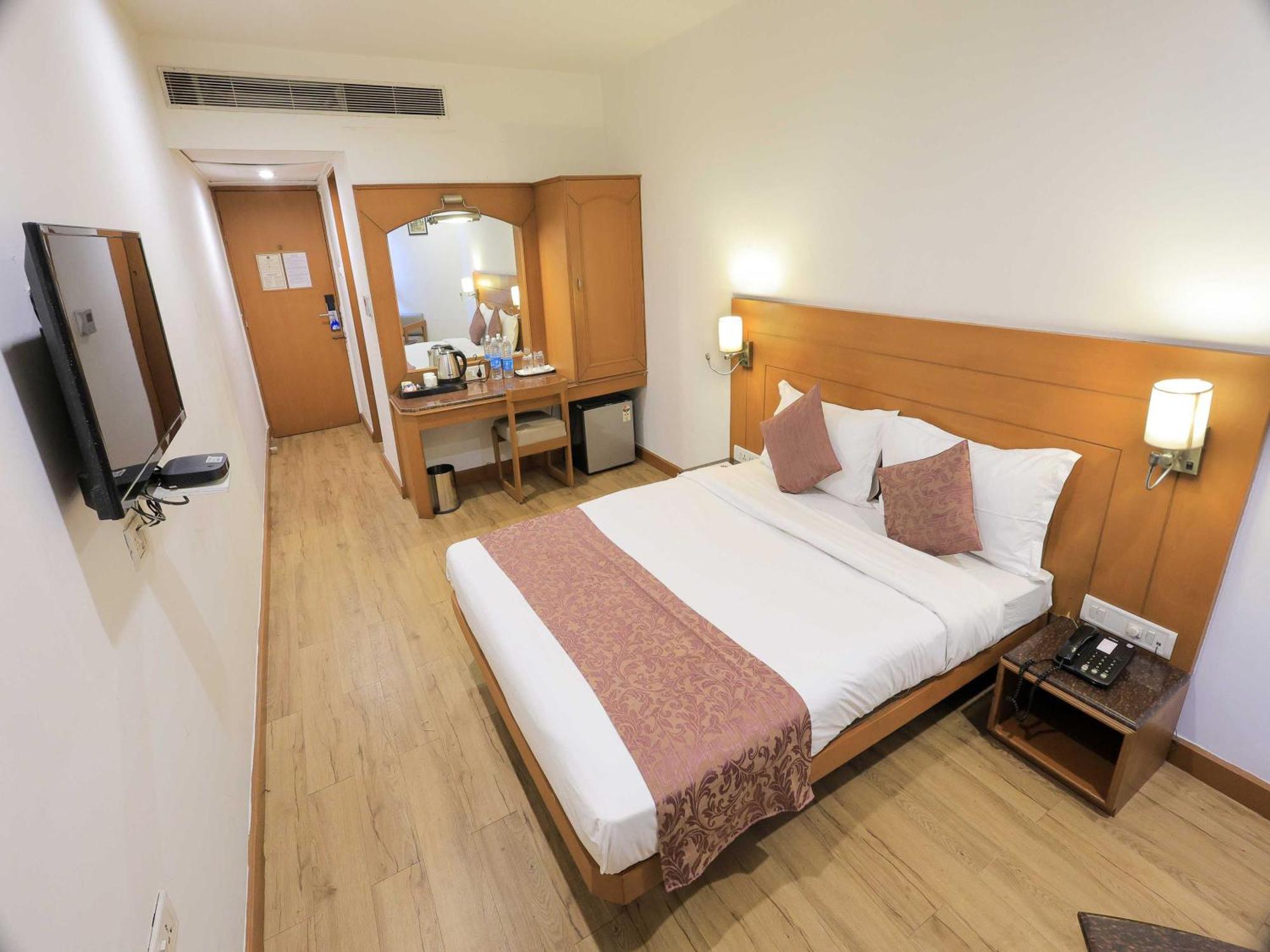 Palette Hotel Surya Vadodara Buitenkant foto